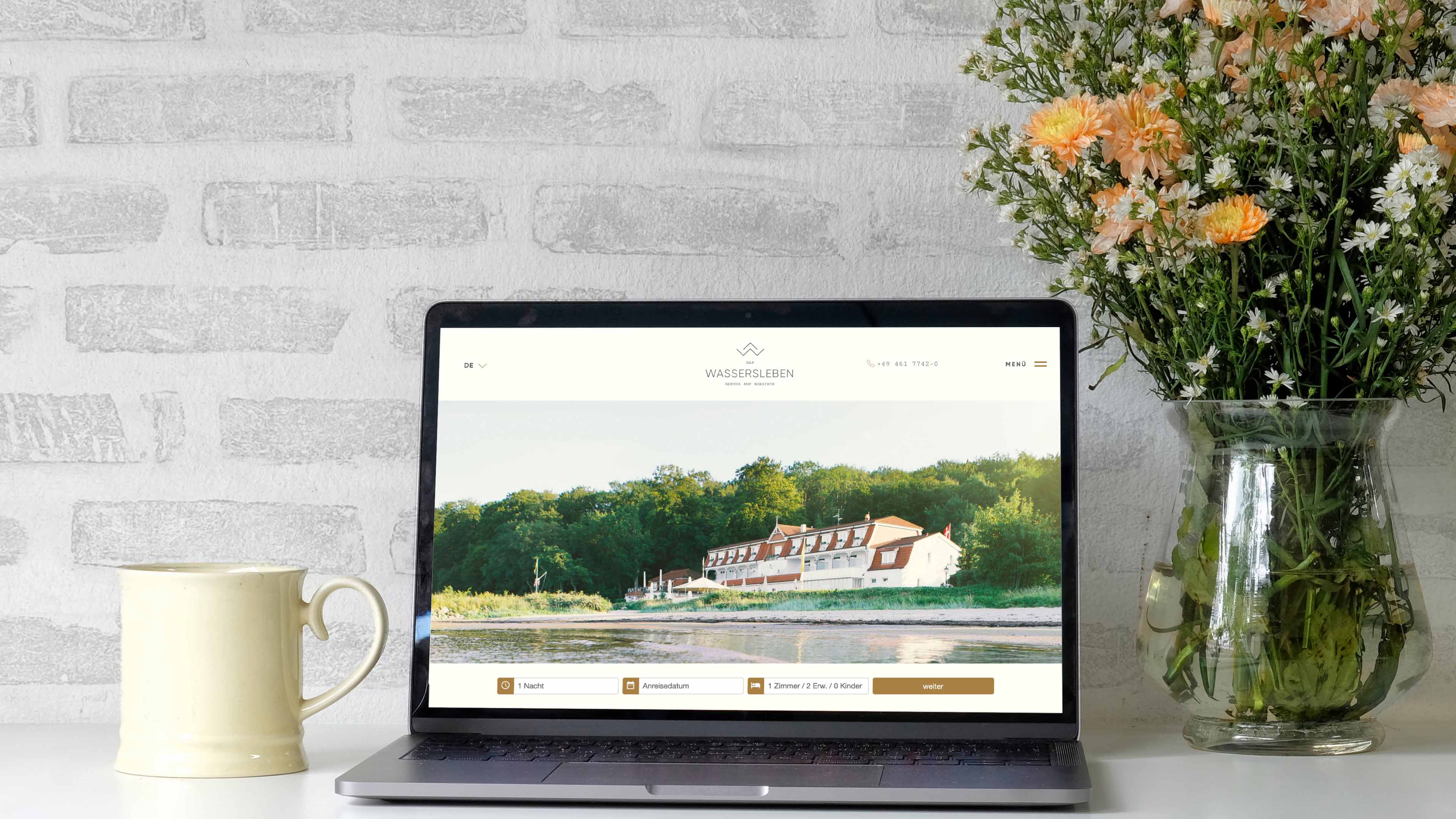 hochzwei_howa_slider_01.jpg Ein Laptop steht auf einem Tisch mit Blumen daneben