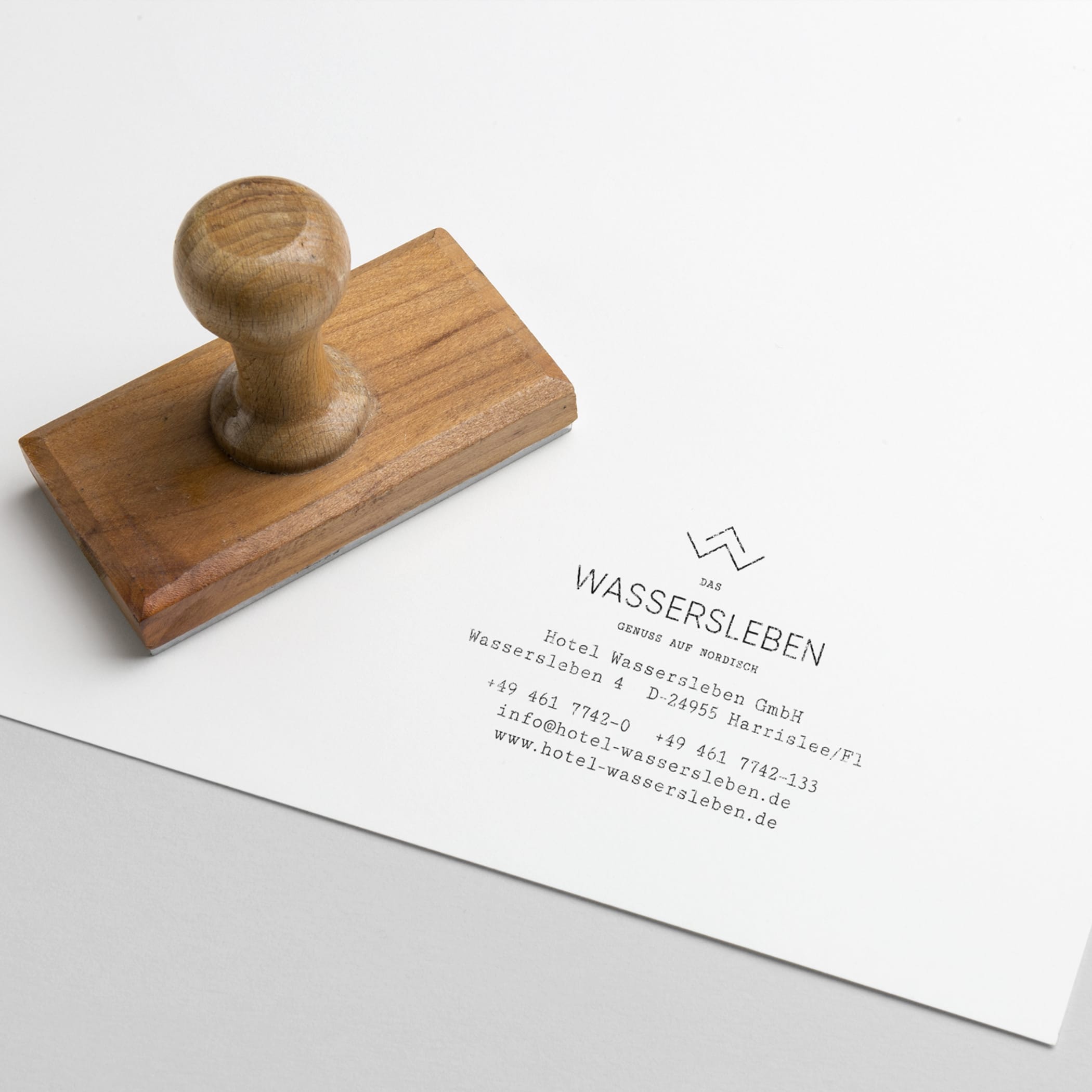 hochzwei_howa_teaser_01_hauptteaser.jpg Ein Stempel von das Wassersleben auf weißem Papier