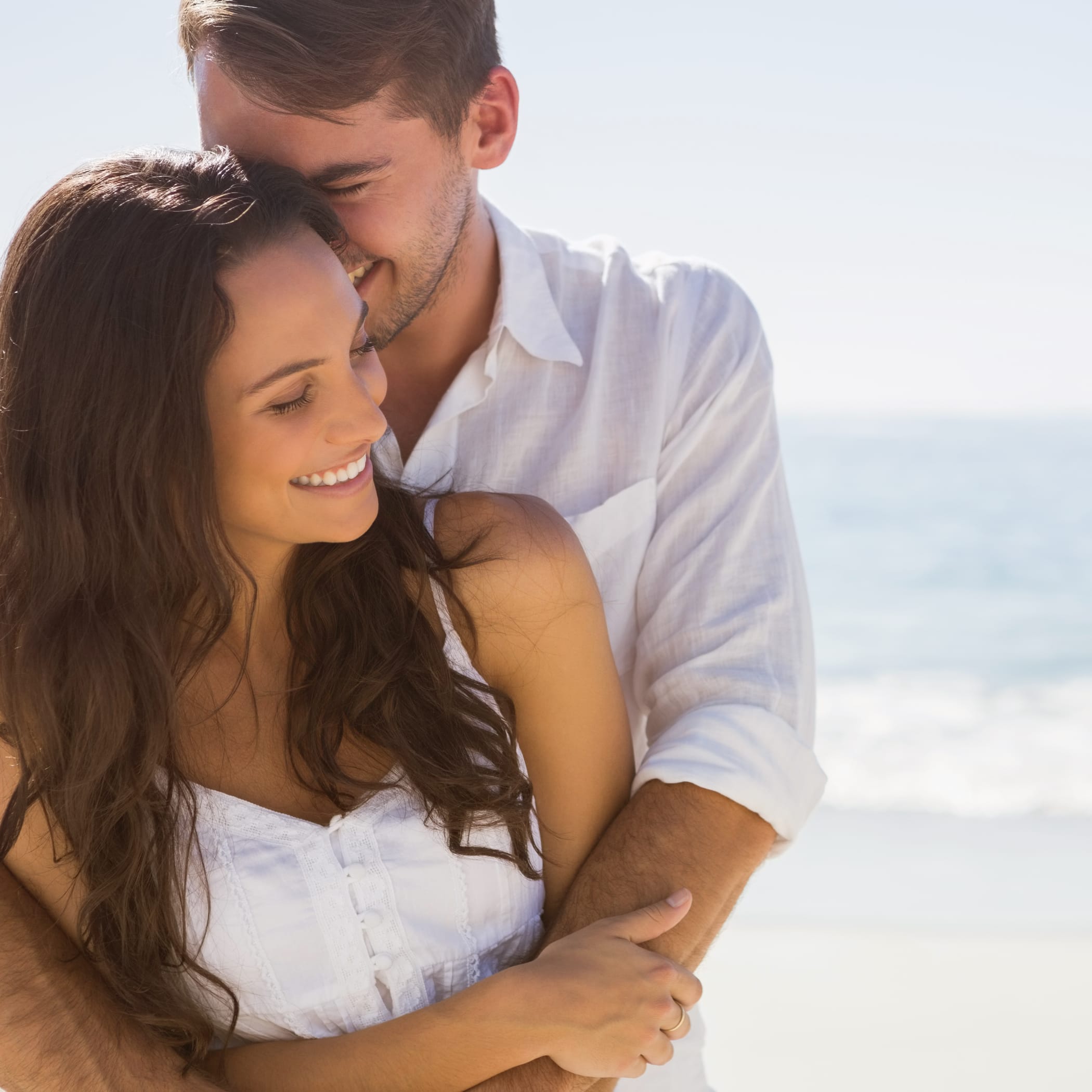 hochzwei_howa_teaser_10.jpg Ein Pärchen in weißer Kleidung umarmt sich