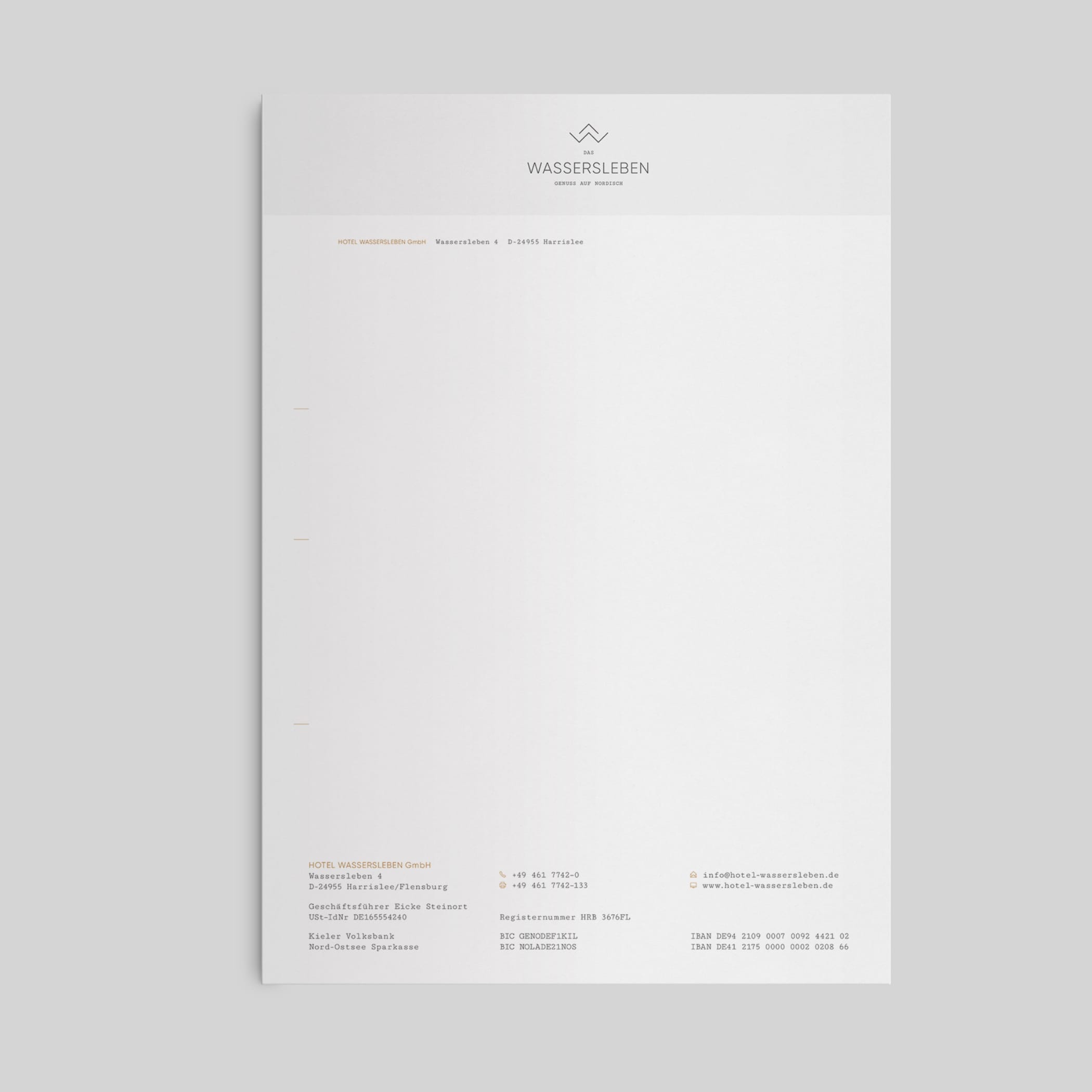 hochzwei_howa_teaser_11.jpg Weißes Blatt mit dem Logo von Hotel Wassersleben