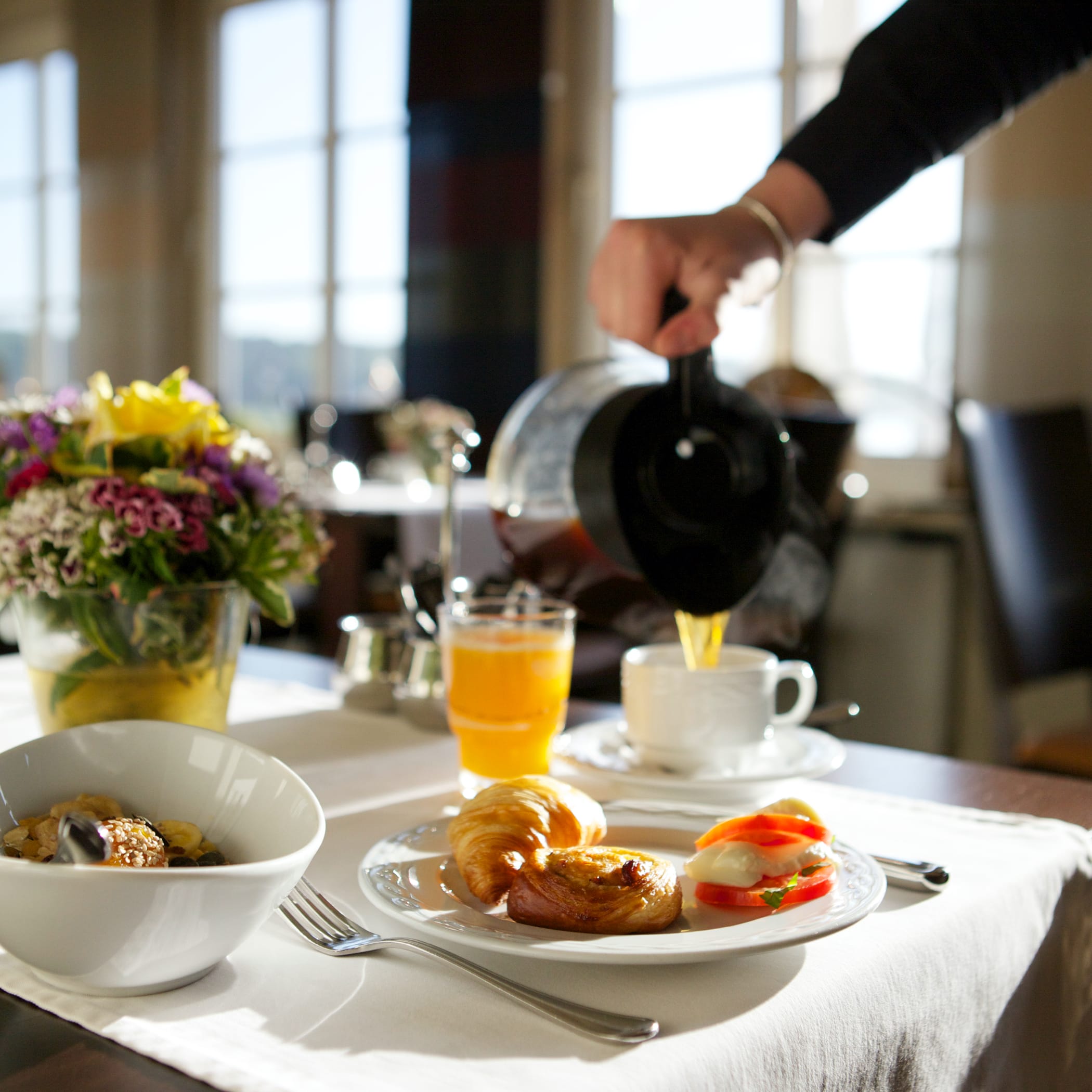 hochzwei_howa_teaser_01.jpg Kellner schenkt Kaffee in eine Tasse
