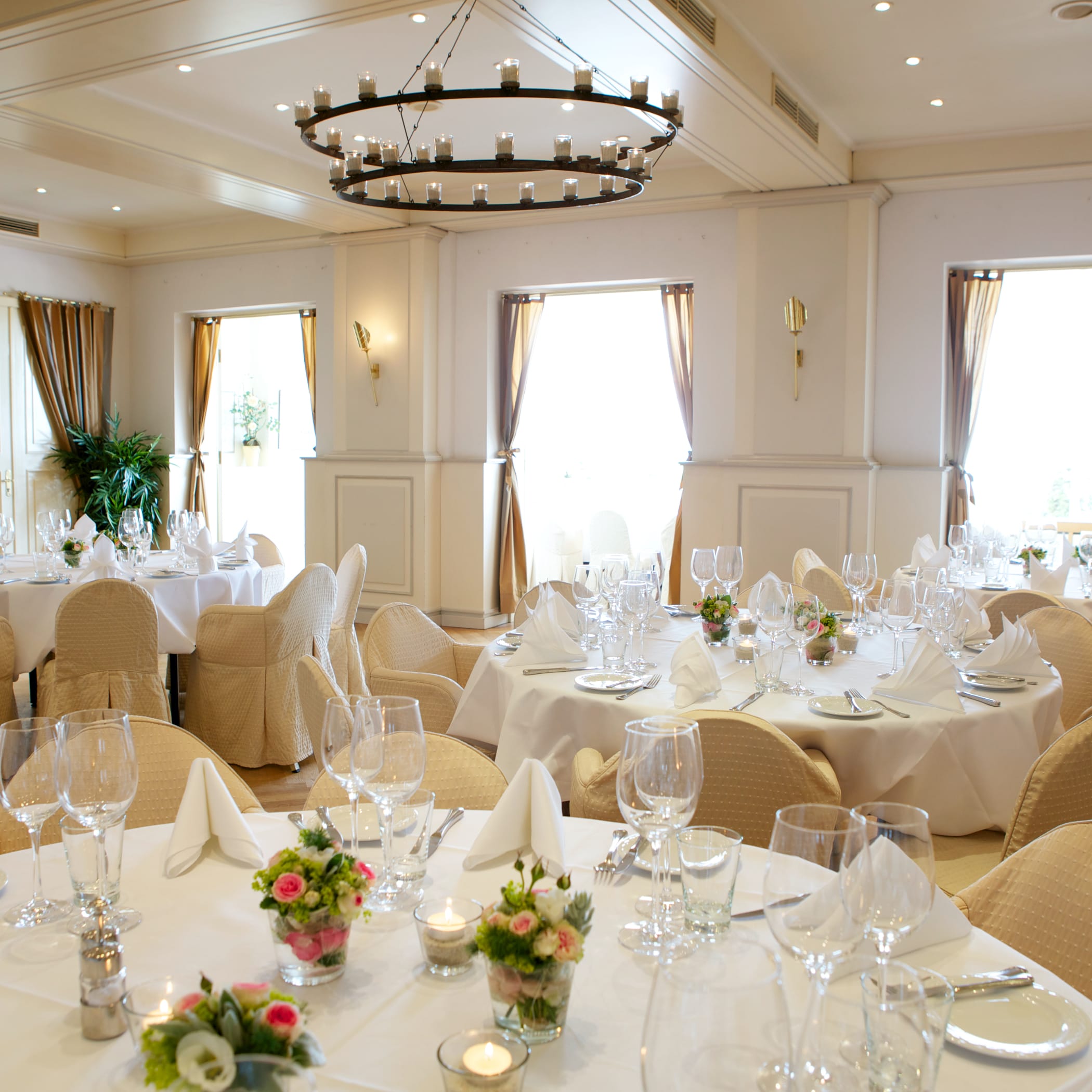 hochzwei_howa_teaser_05.jpg Gedeckte Tische für eine Hochzeitsgesellschaft