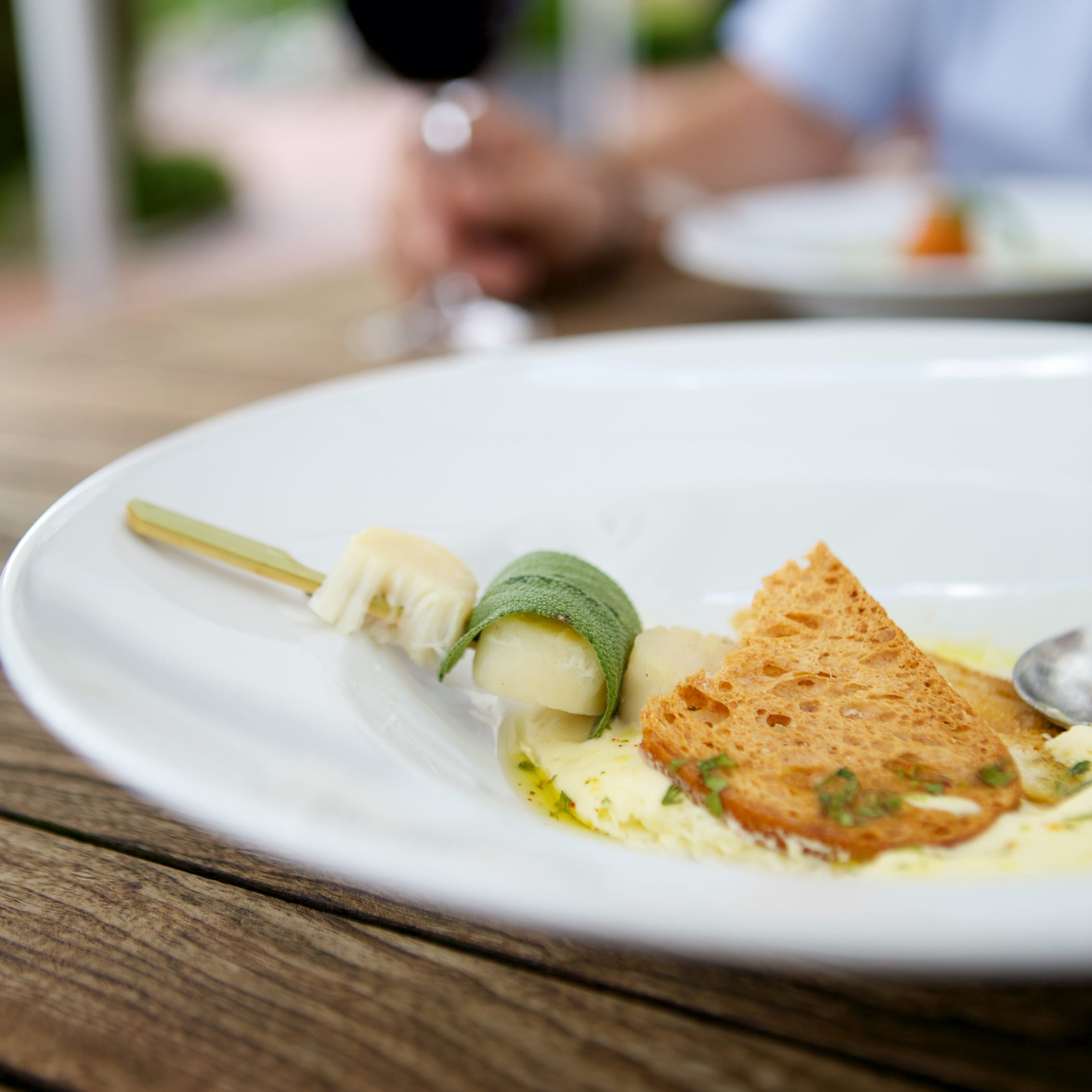 hochzwei_howa_teaser_06.jpg Nahaufnahme einer aufwendig angerichteten Speise des Hotel Wassersleben