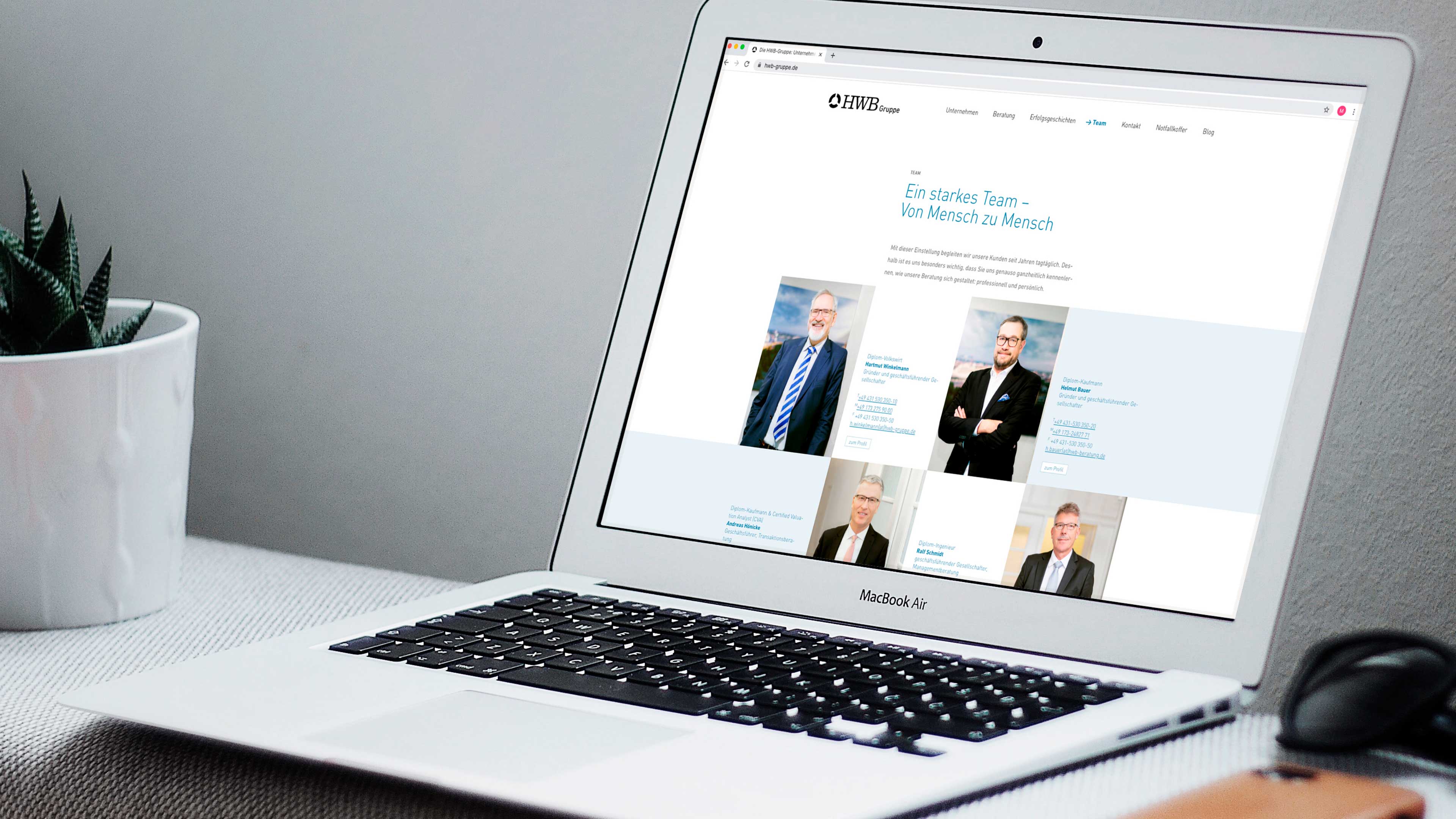 HWB Homepage geöffnet auf einem silbernen Macbook