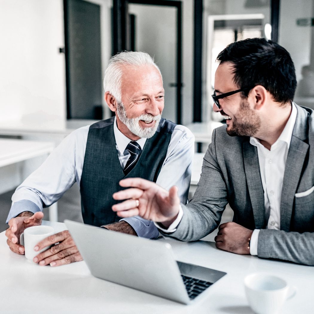 hochzwei_HWB_teaser_02.jpg Zwei Männer sitzen vor einem PC