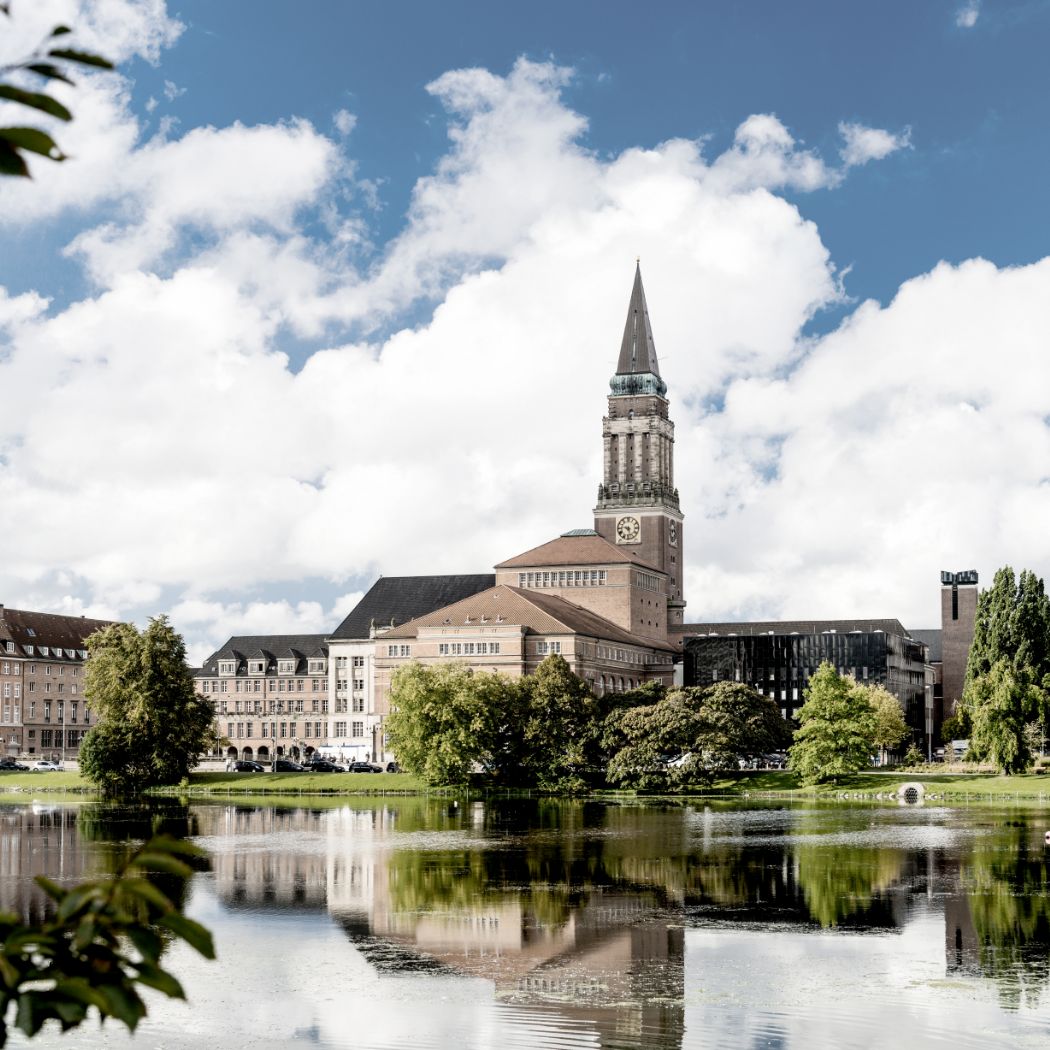 hochzwei_HWB_teaser_06.jpg Blick auf das Kieler Rathaus