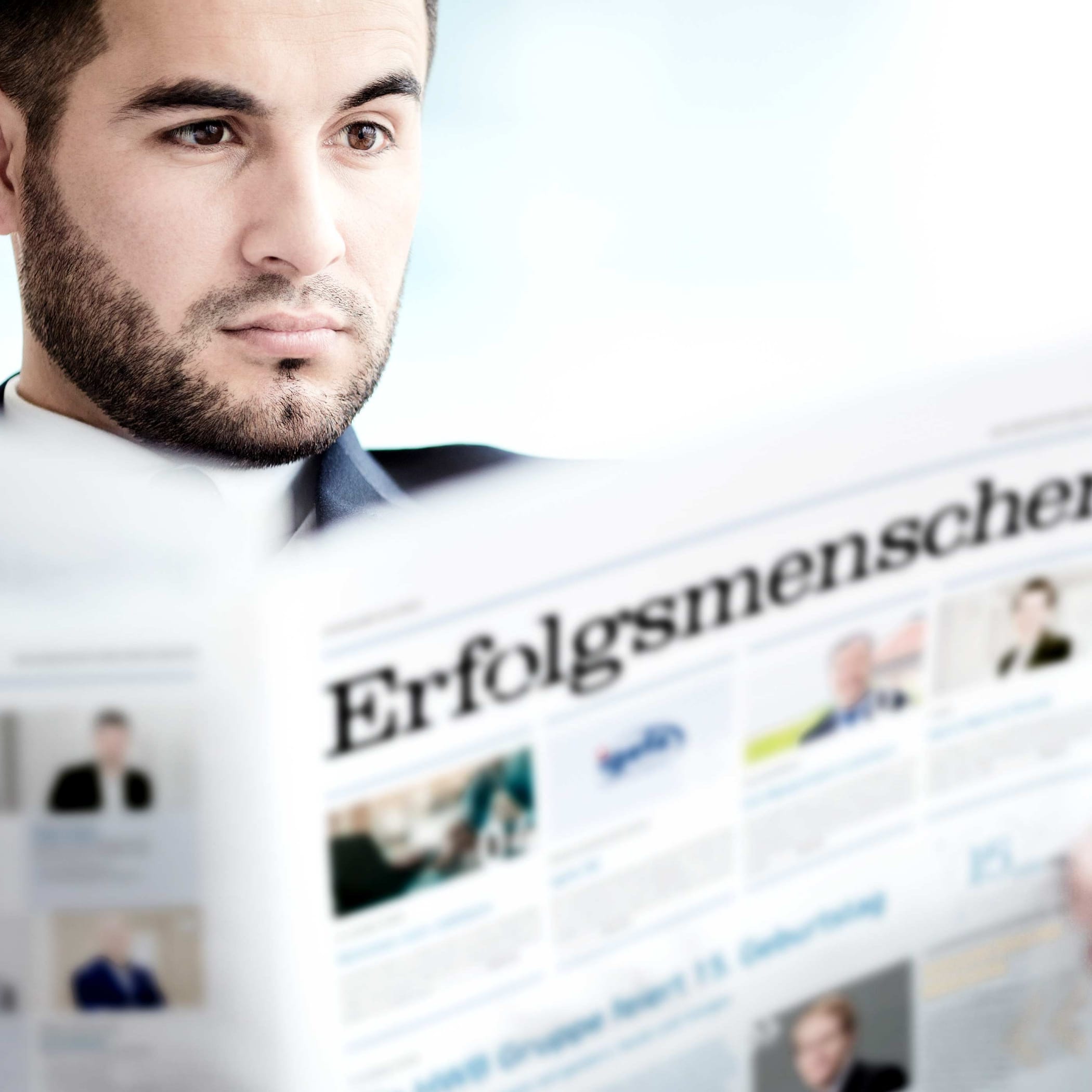 hochzwei_hwbmagazin_teaser_05.jpg Ein braunhaariger Mann leist eine Zeitung