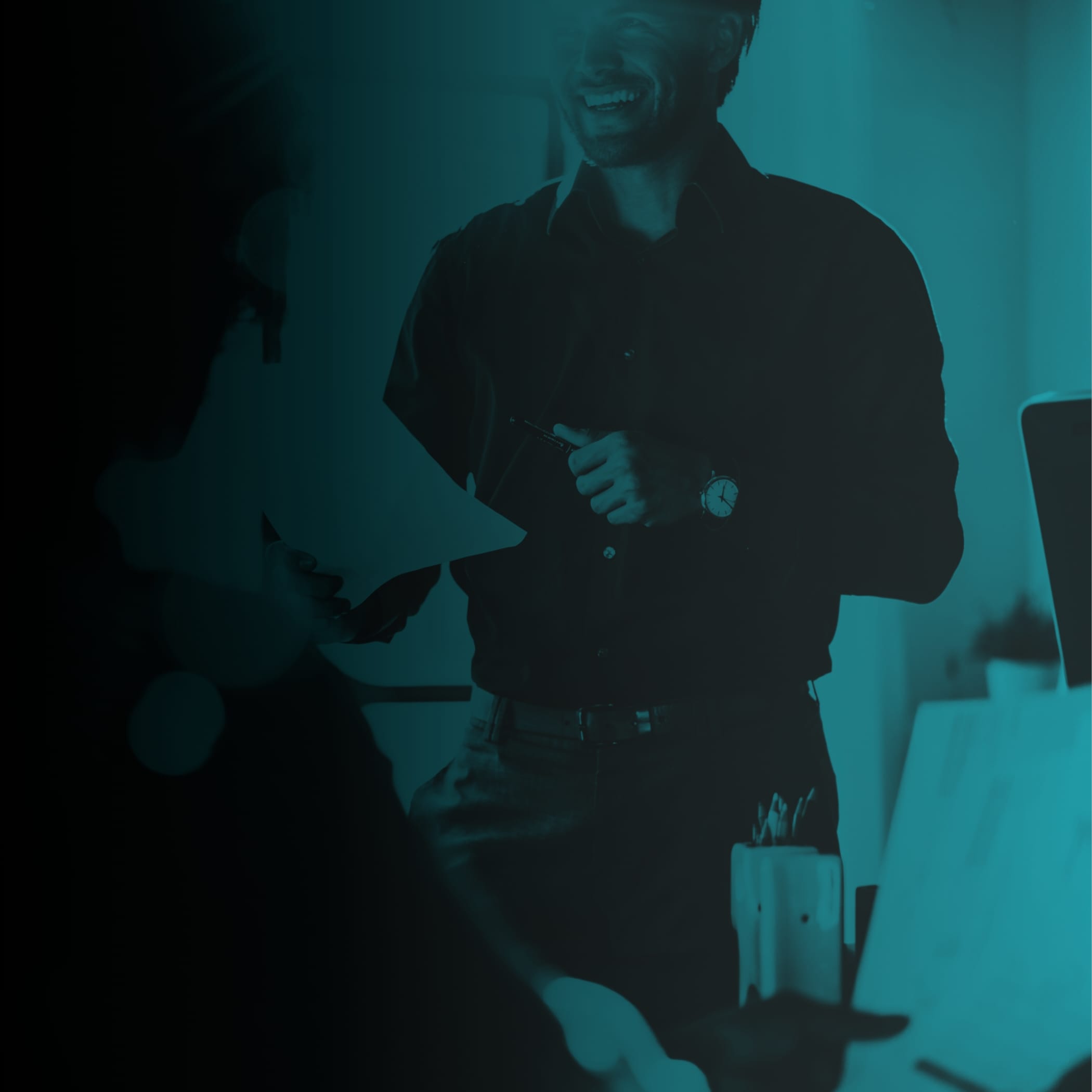 hochzwei_neoma_teaser_07.jpg Ein Mann im Anzug und Uhr hält einen Vortrag