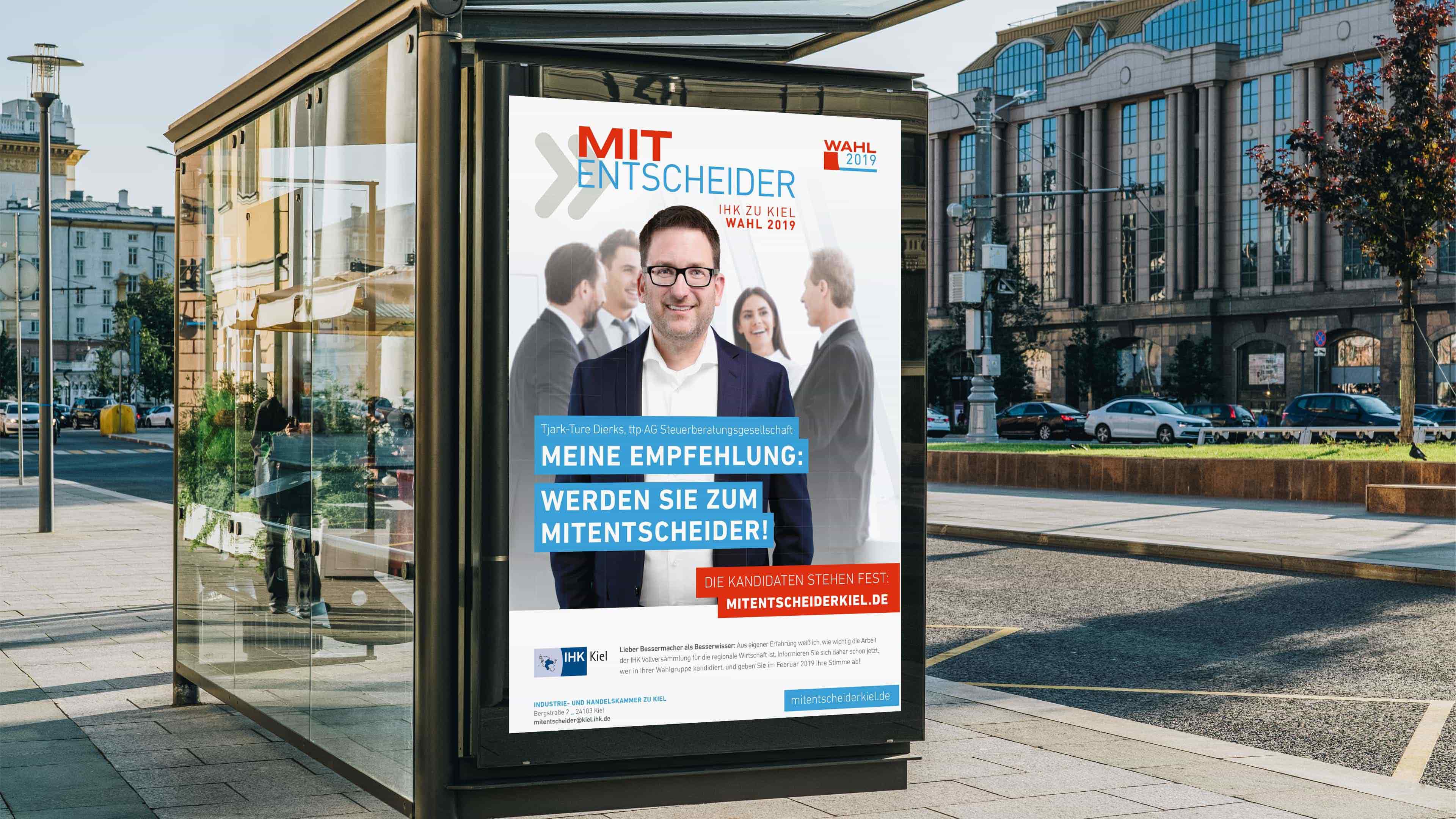 Werbeplakat der IHK an einer Bushaltestelle