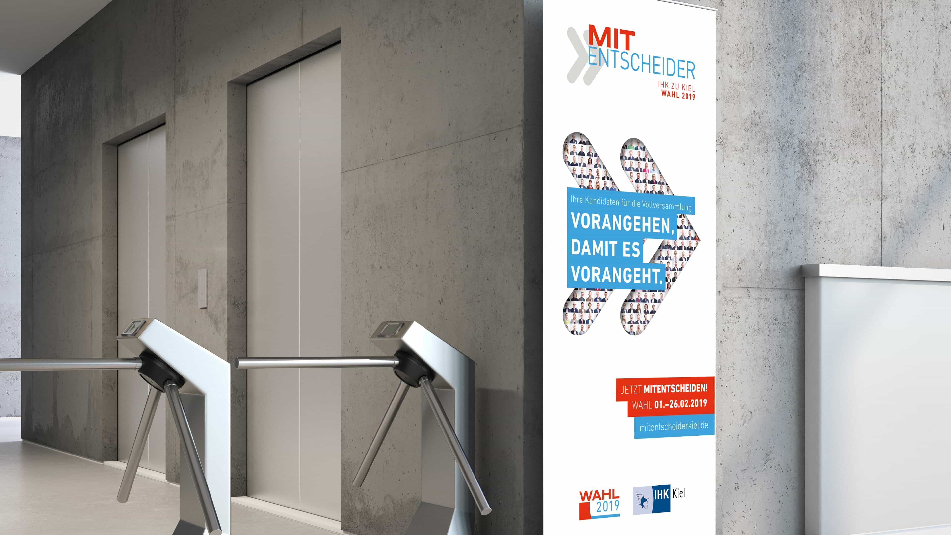 Werbeplakat der IHK an Eingang