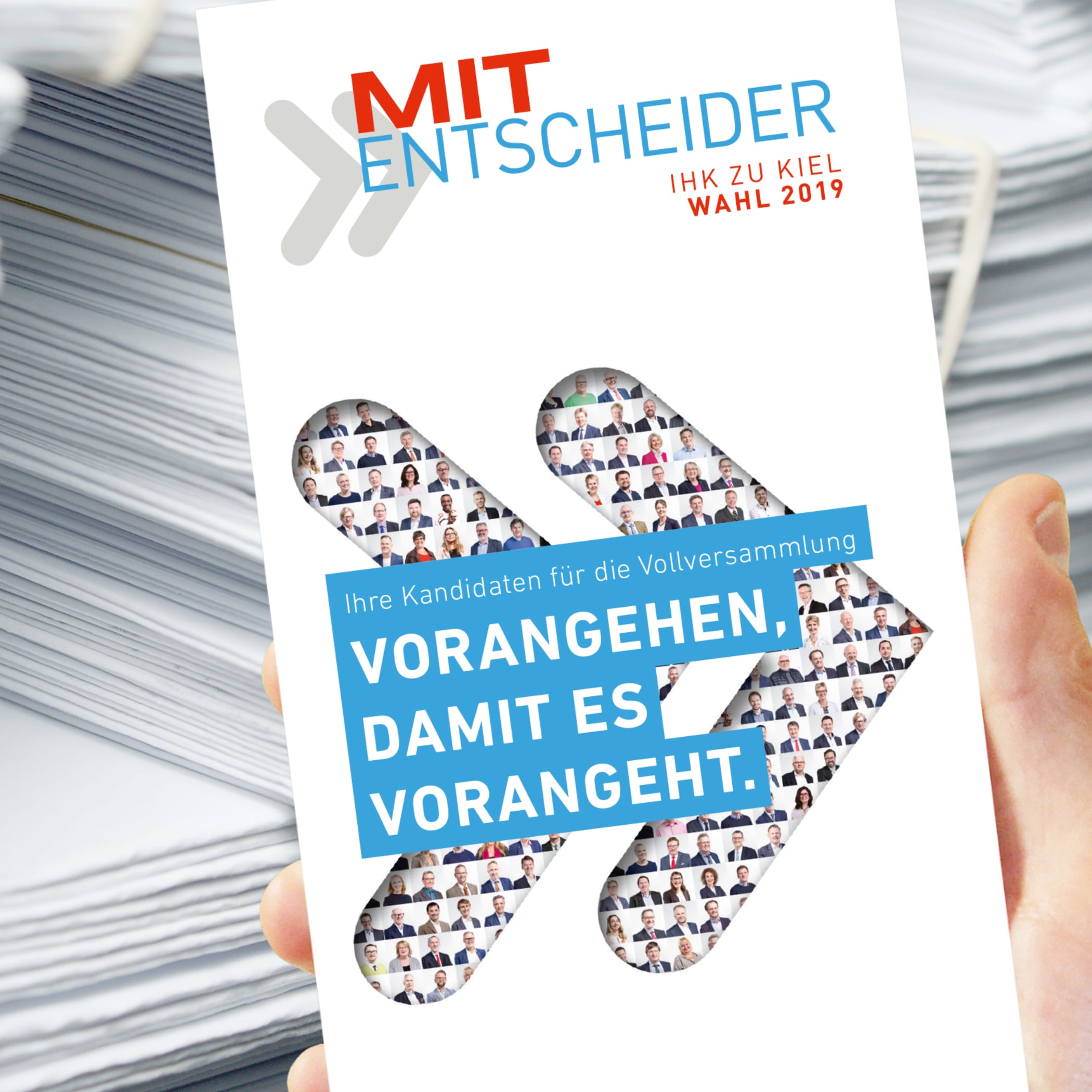 Eine Hand hält den IHK Flyer