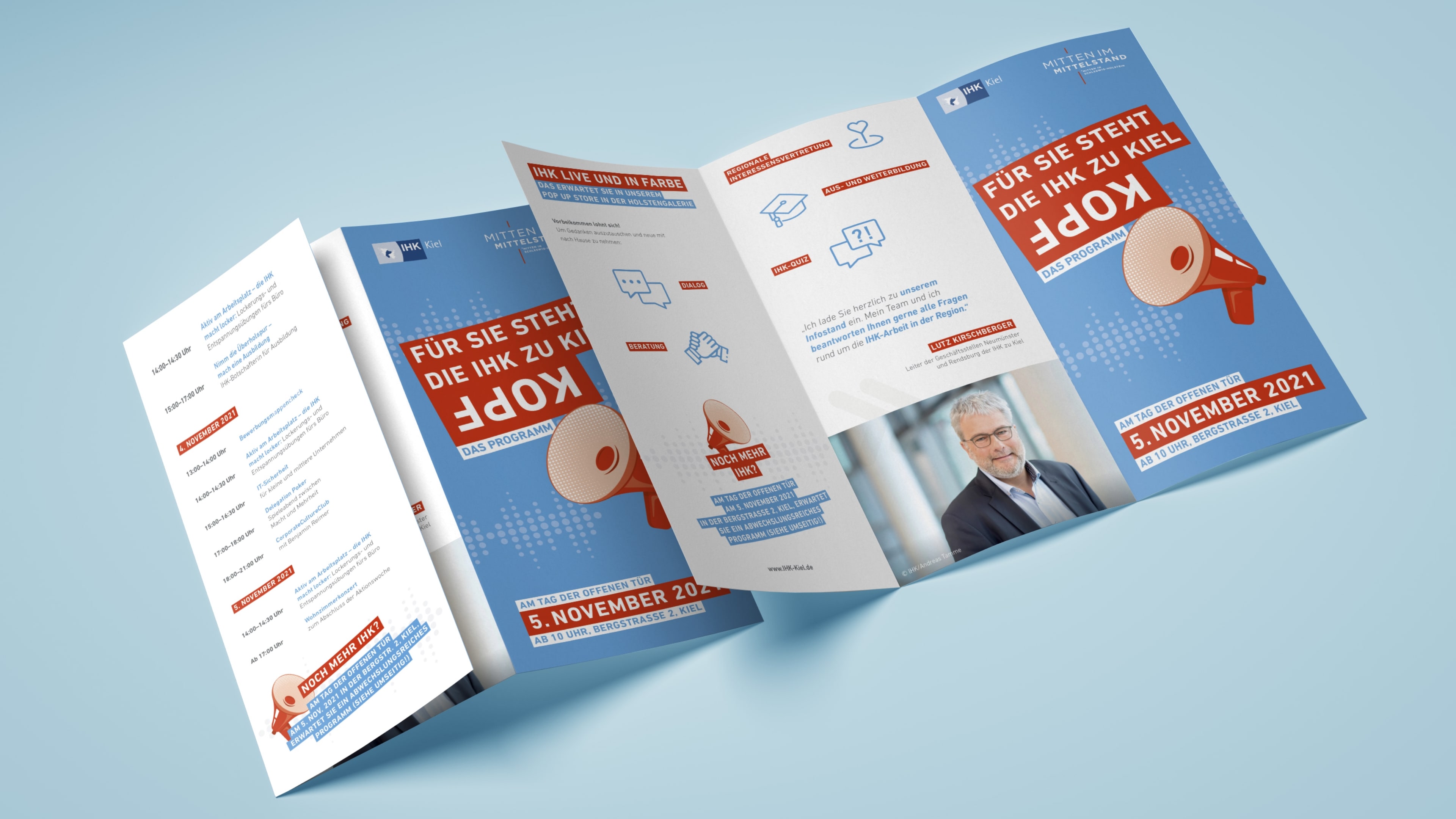 hochzwei_ihk_slider_01.jpg Aufgefaltete Flyer von IHK Kiel