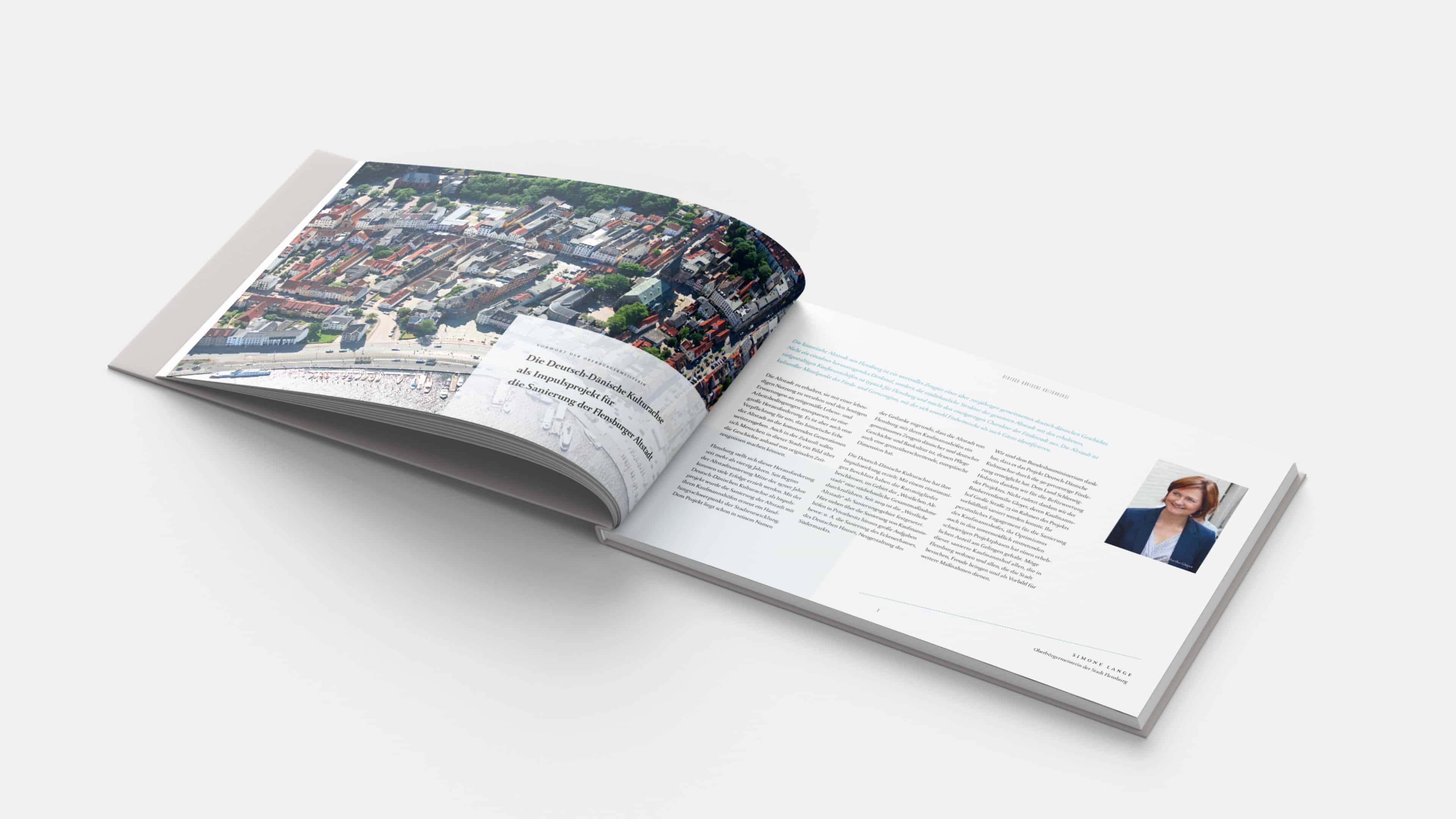 hochzwei_ihr_slider_01.jpg Ein aufgeklapptes Heft mit einem Bild von Simone Lange