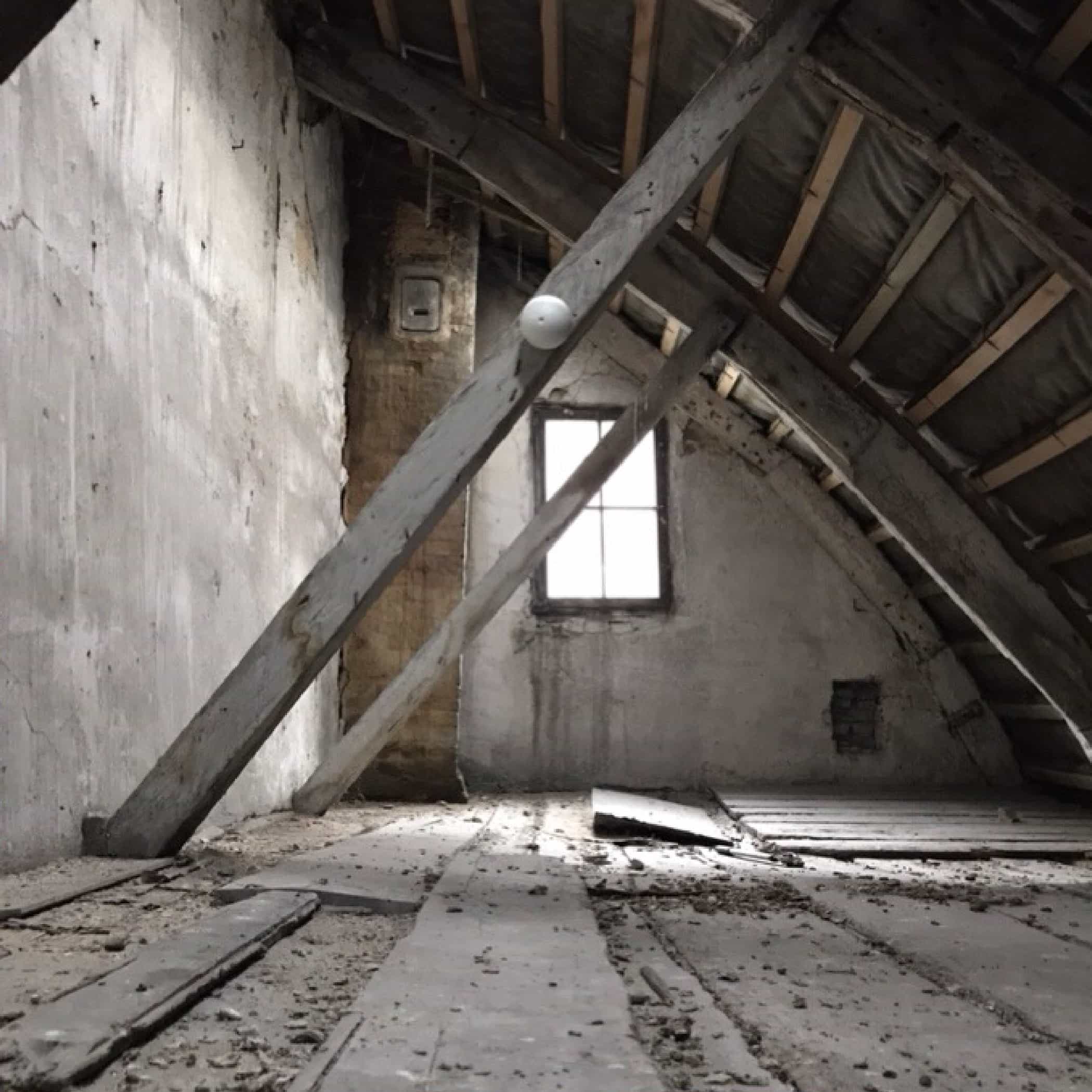 hochzwei_ihr_teaser_04.jpg Ein unrenoviertes Zimmer mit einem runden Dachstuhl