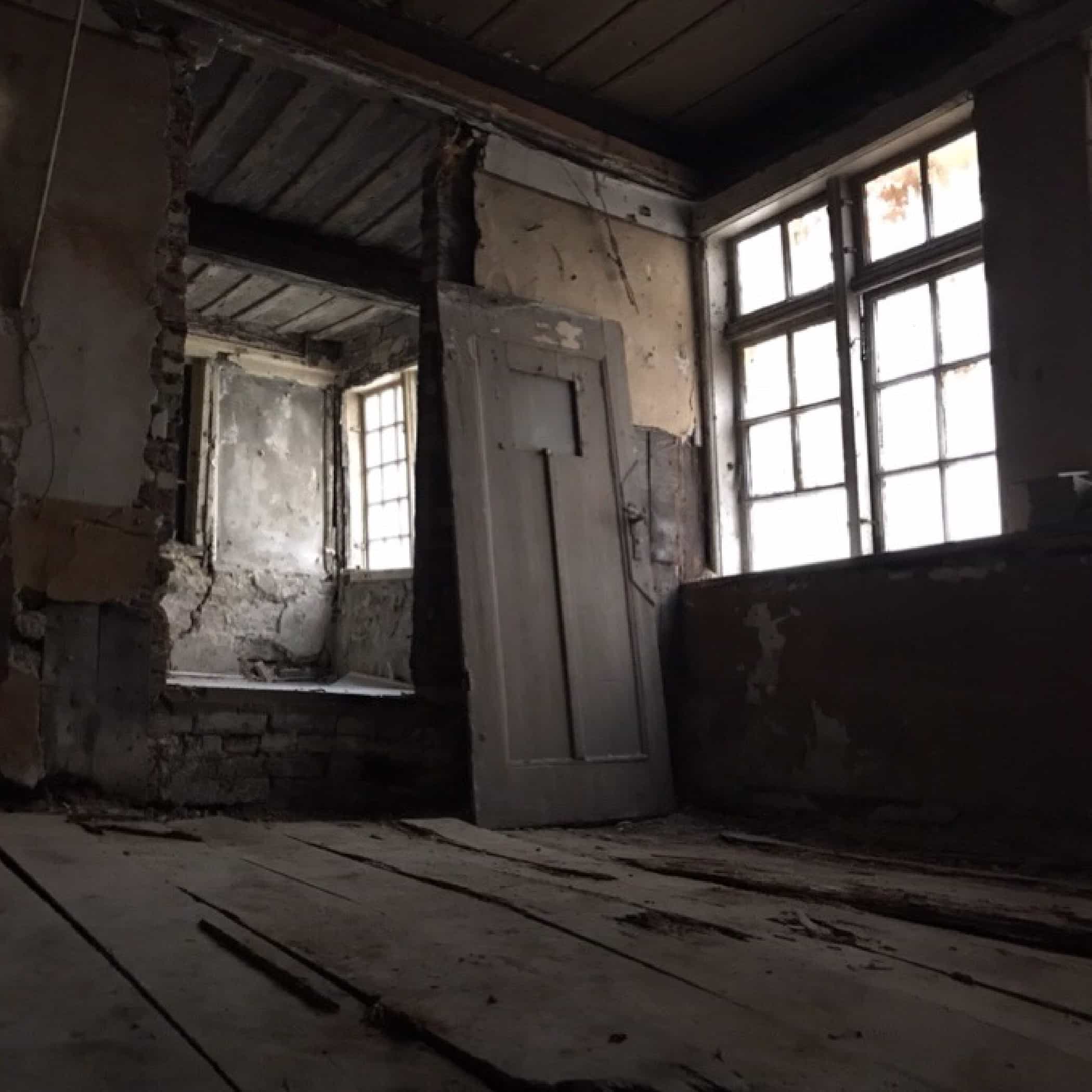 hochzwei_ihr_teaser_05.jpg Blick in ein heruntergekommenes dunkles Haus