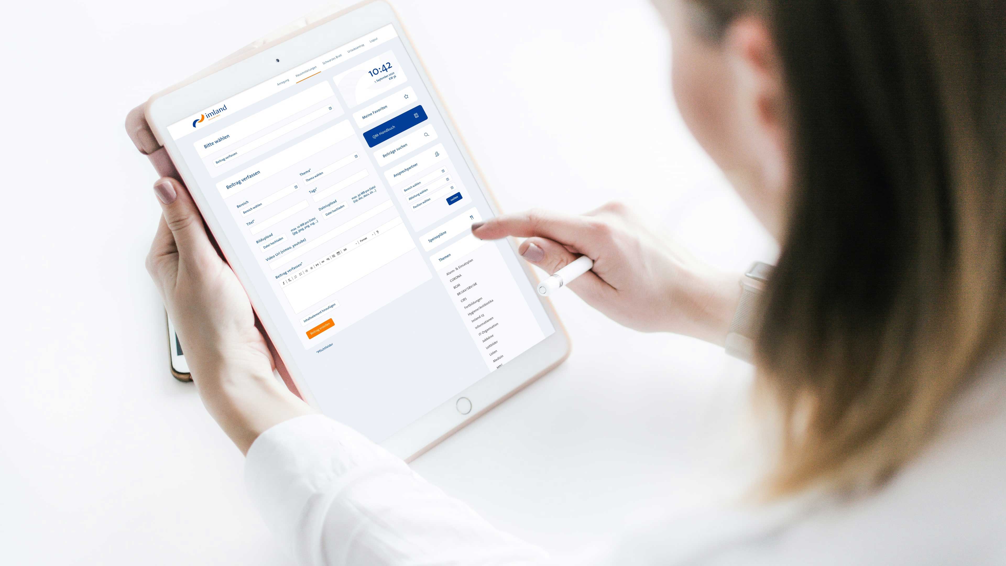 hochzwei_imla_slider_02.jpg Eine Frau surft auf dem Inland Intranet