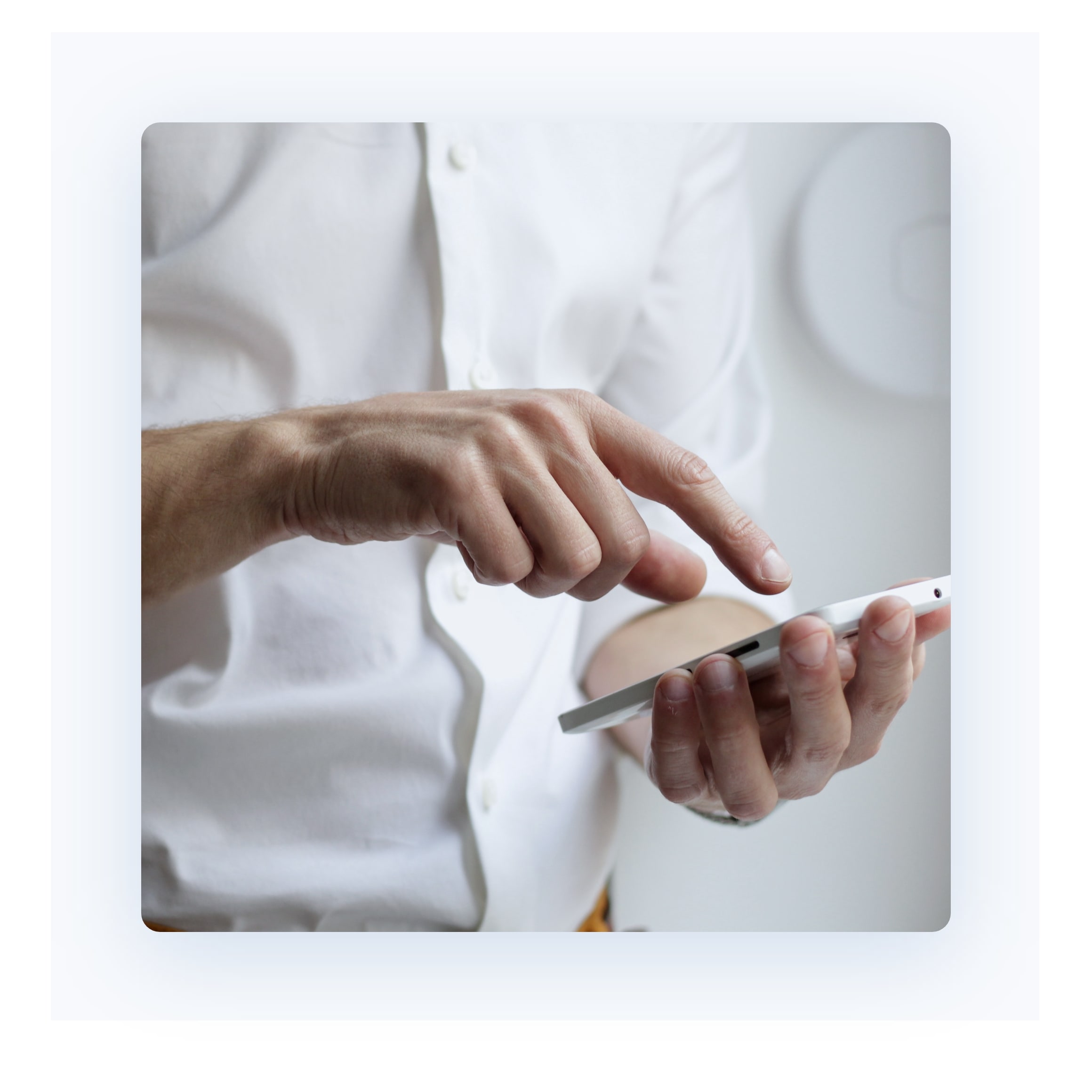 hochzwei_imla_teaser_04.jpg Ein Mann im Hemd tippt auf seinem Handy