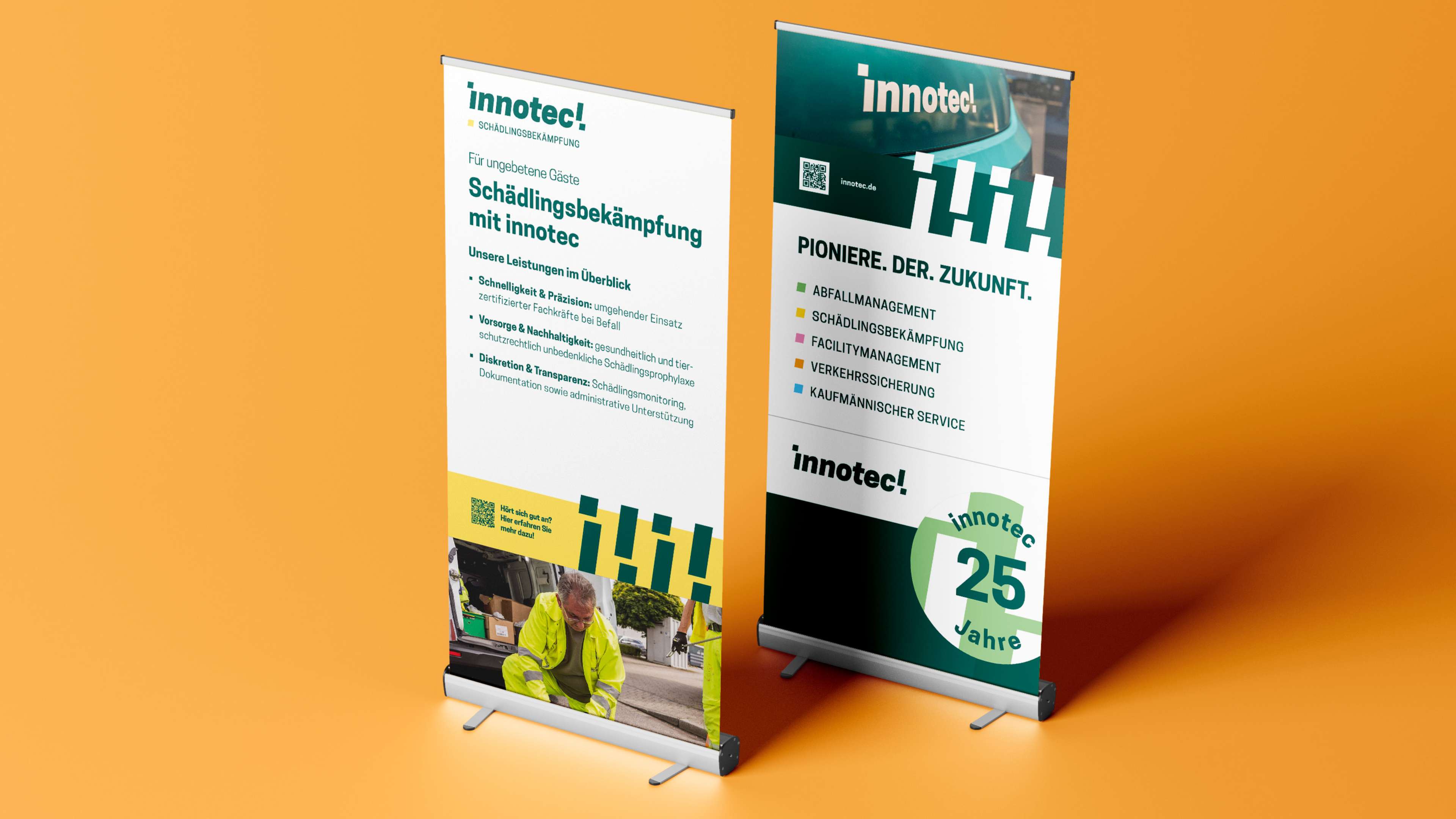h2_innotec_slider_1.jpg Zwei innotec Flyer auf orangem Hintergrund