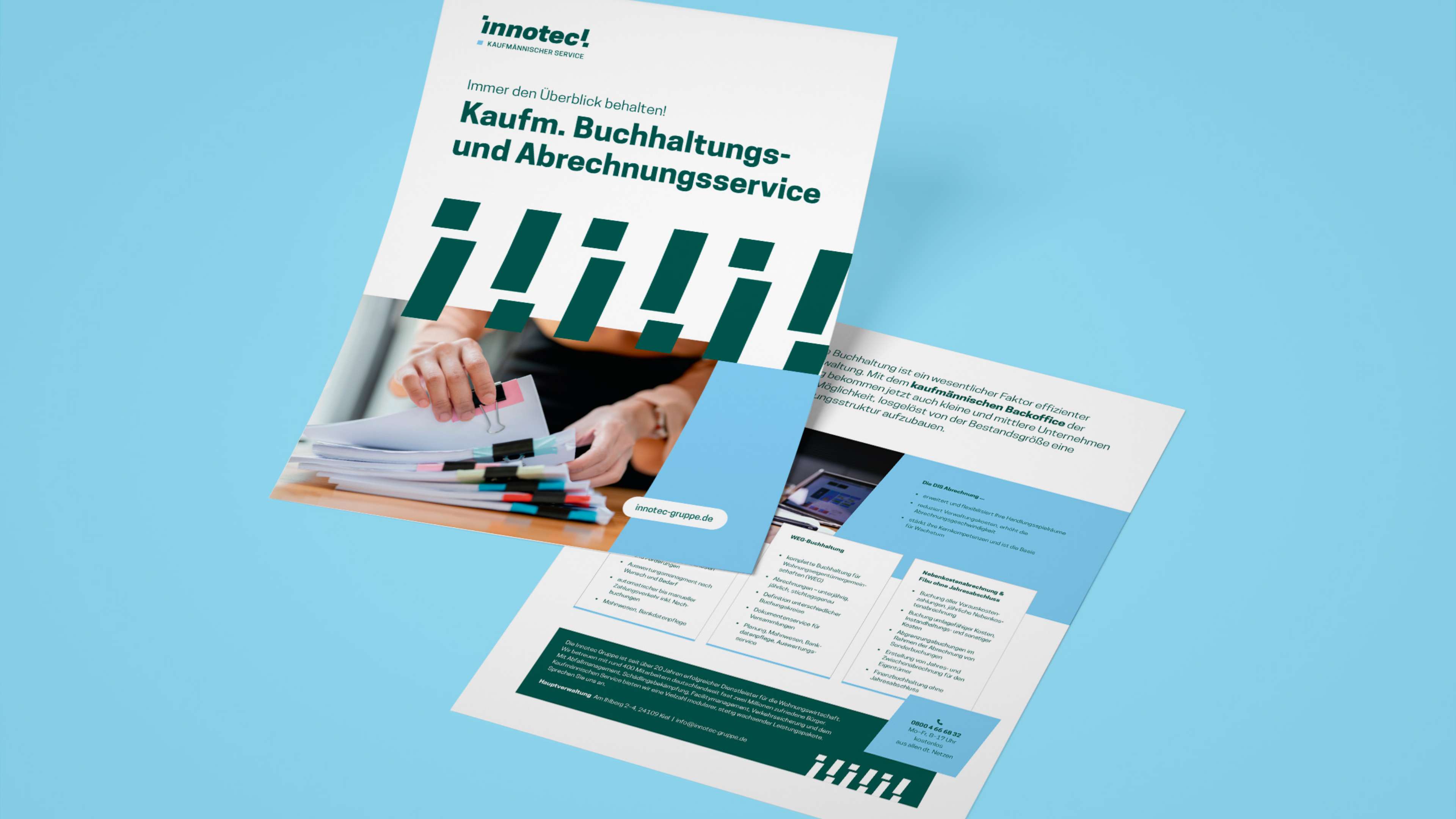 h2_innotec_slider_3.jpg Zwei innotec Flyer auf hellblauem Hintergrund