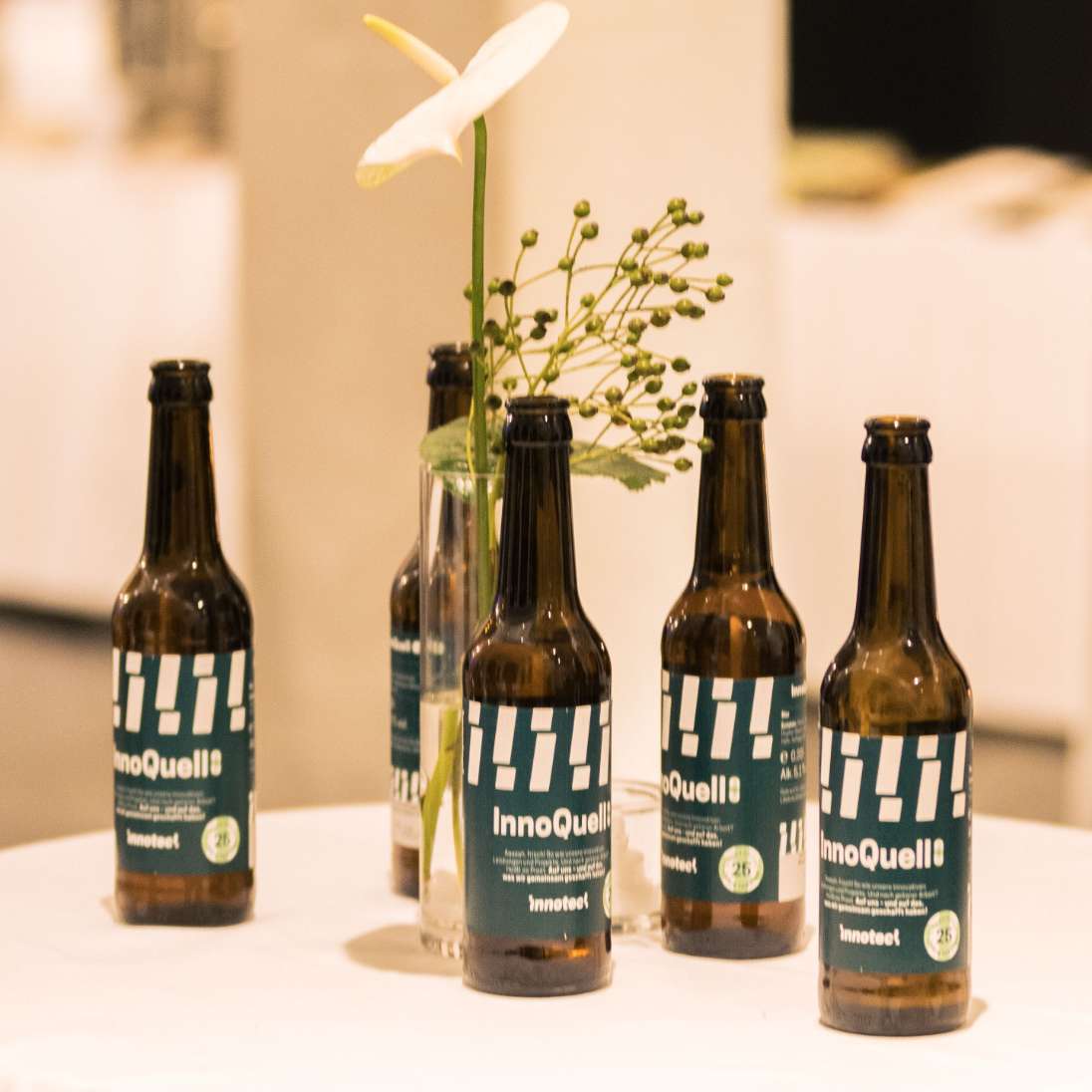 h2_innotec_teaser_17.jpg 5 Bierflaschen mit innotec Design auf einem Tisch