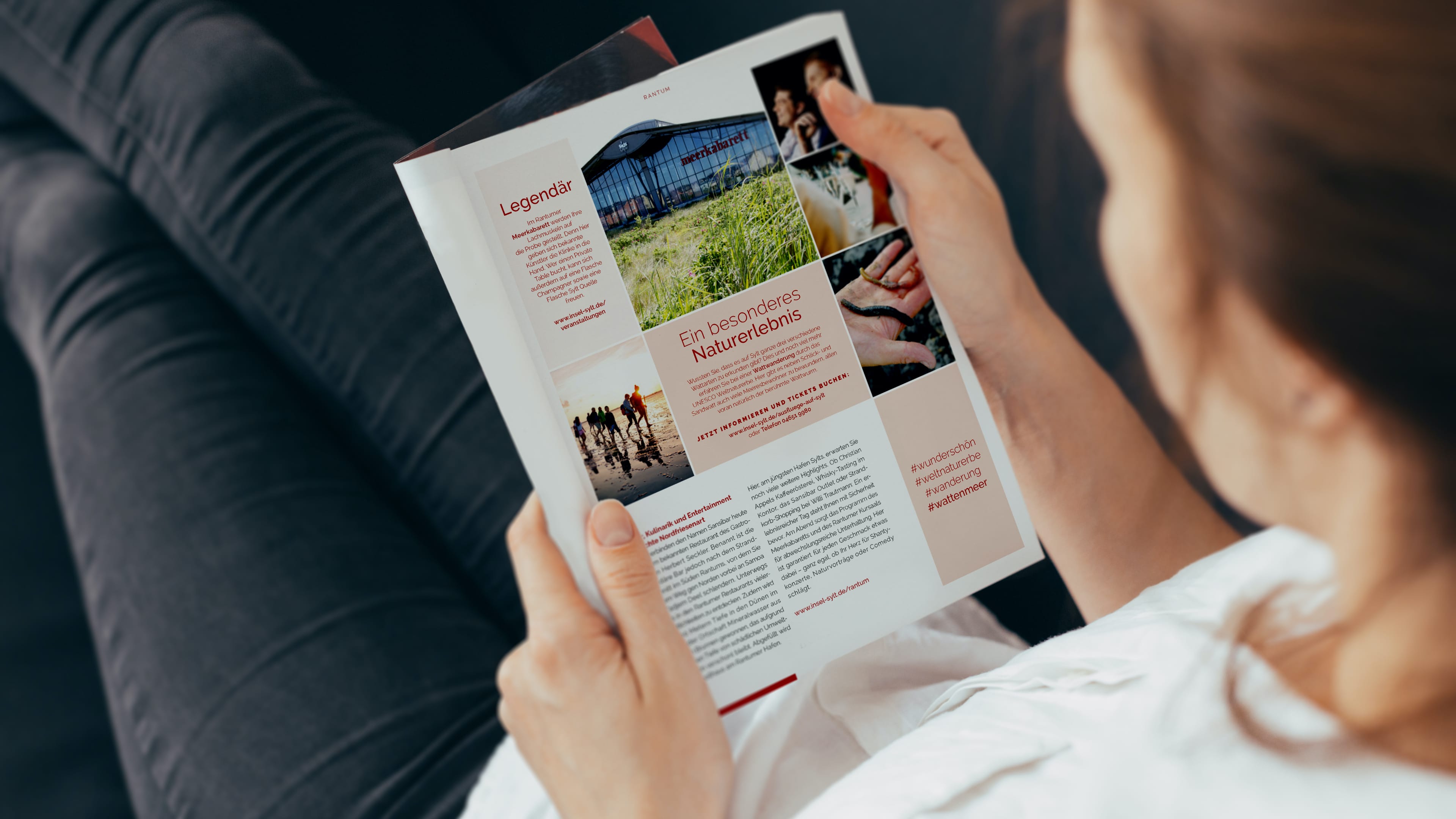 hochzwei_tsw_slider_02.jpg Eine Frau sitzt auf dem Sofa und liest das Sylt Tourismus Magazin