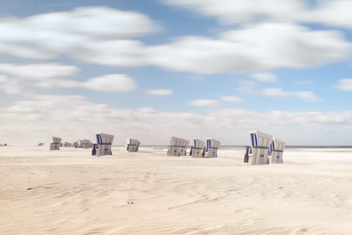 hochzwei_tsw_teaser_gross_01.jpg Weiße Strandkörbe stehen am Strand