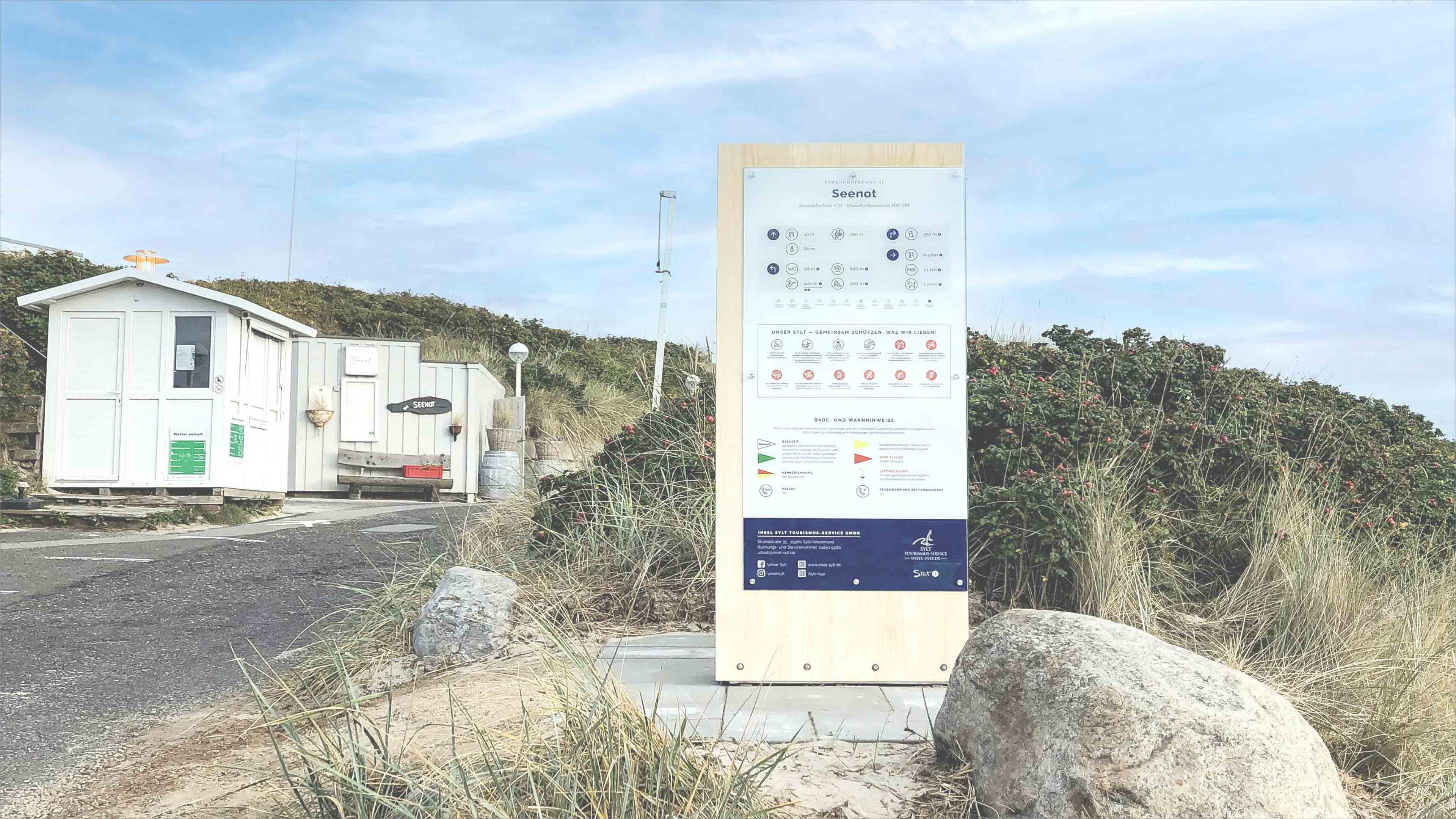 Infotafel über Seenot steht am Sylter Strand