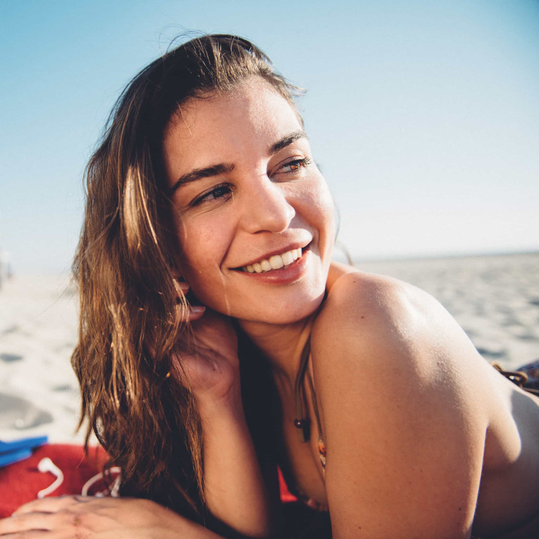 hochzwei_tsw_teaser_04.jpg Eine Brünette Frau sonnt sich am Strand