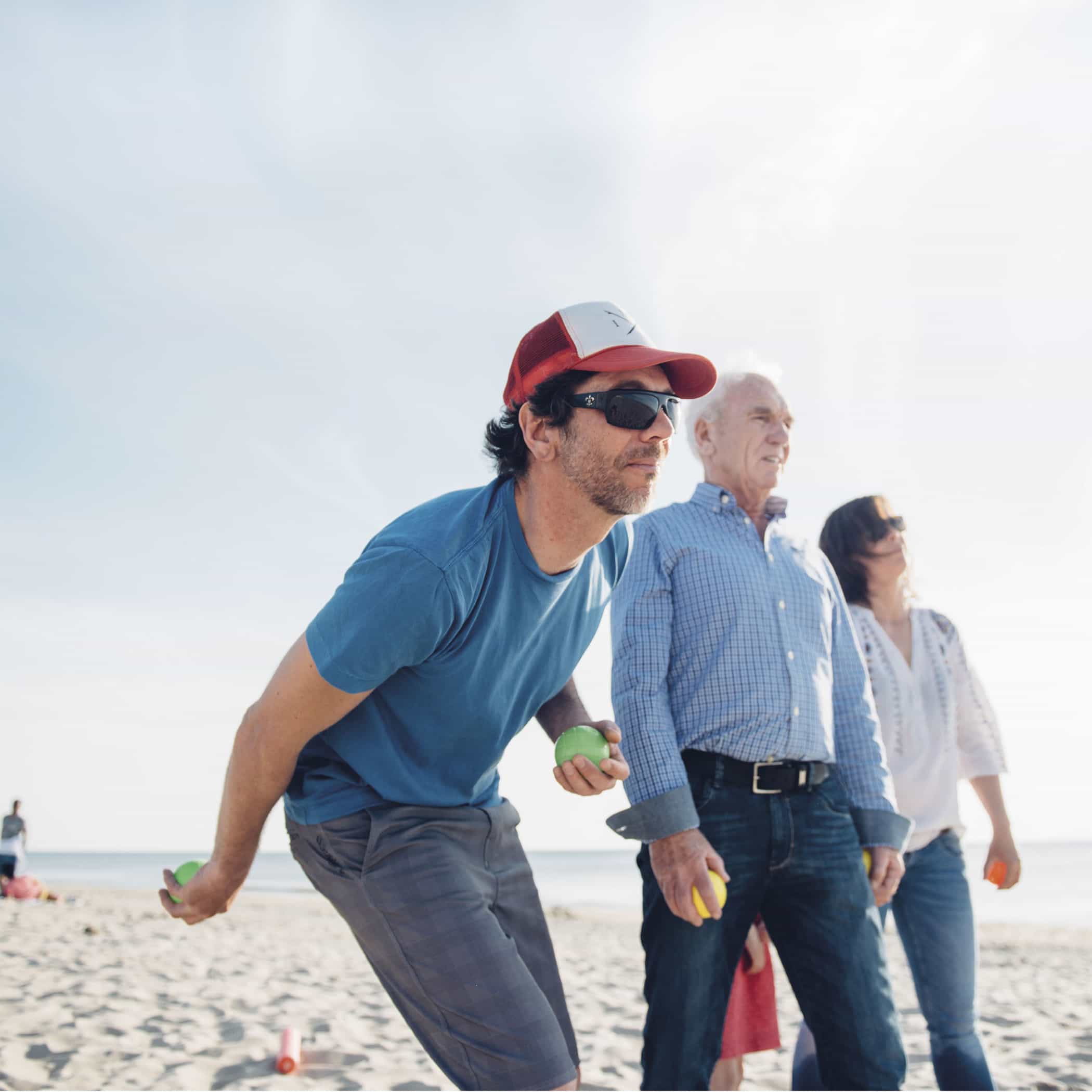 hochzwei_tsw_teaser_07.jpg Zwei Männer spielen ein Spiel am Strand
