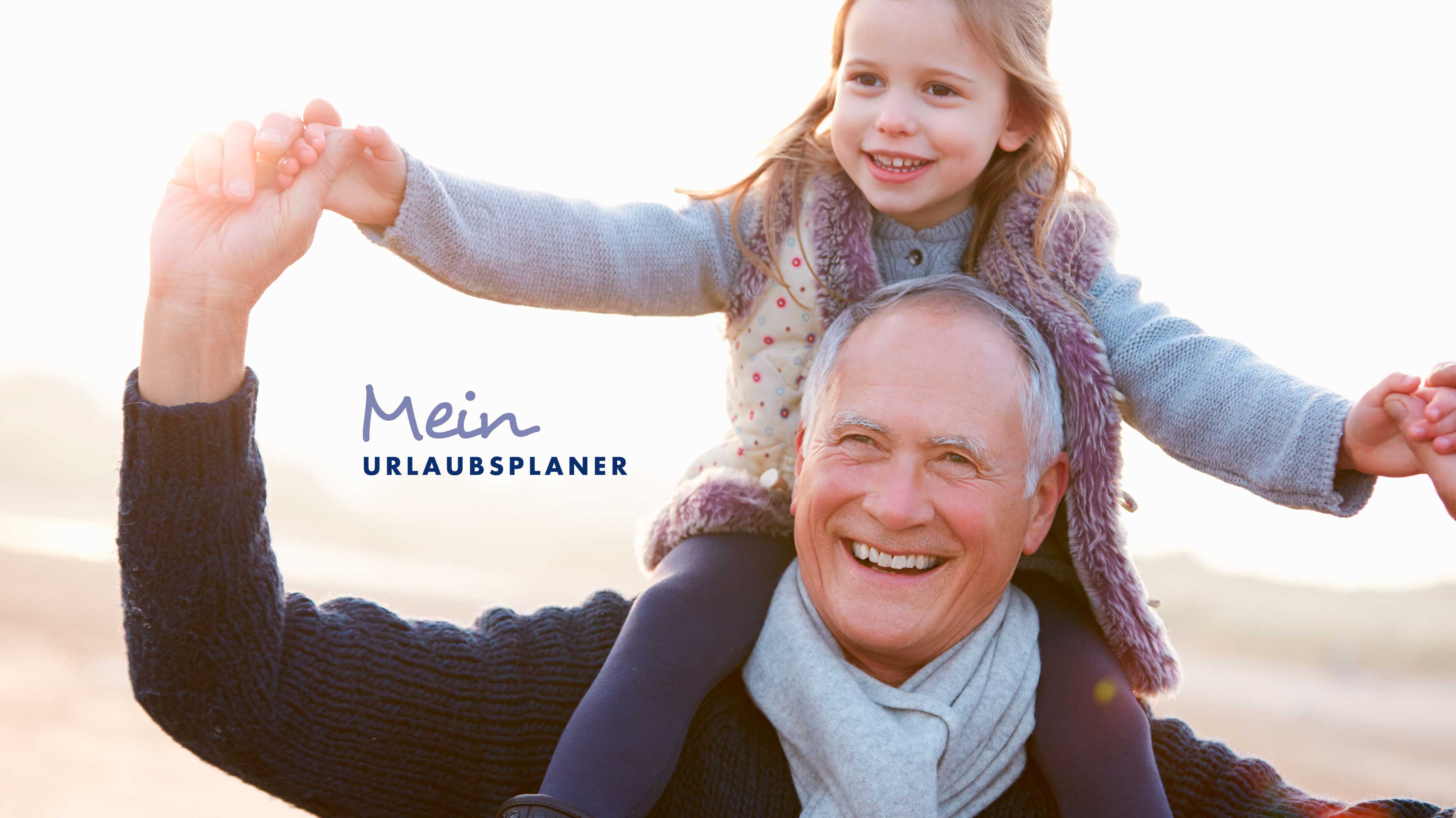 Enkelkind sitzt auf den Schultern ihres Großvaters