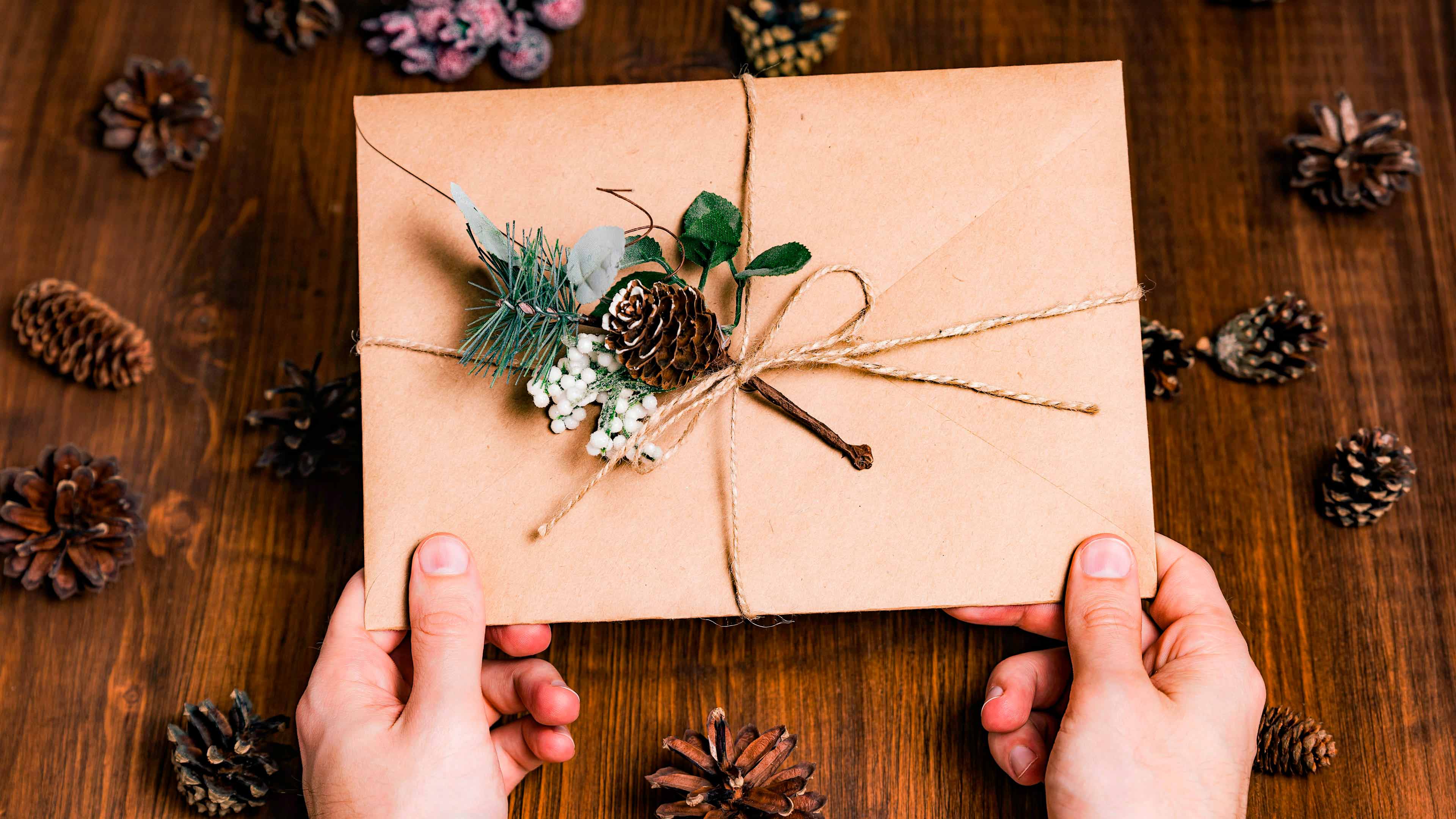 Brauner Briefumschlag weihnachtlich dekoriert