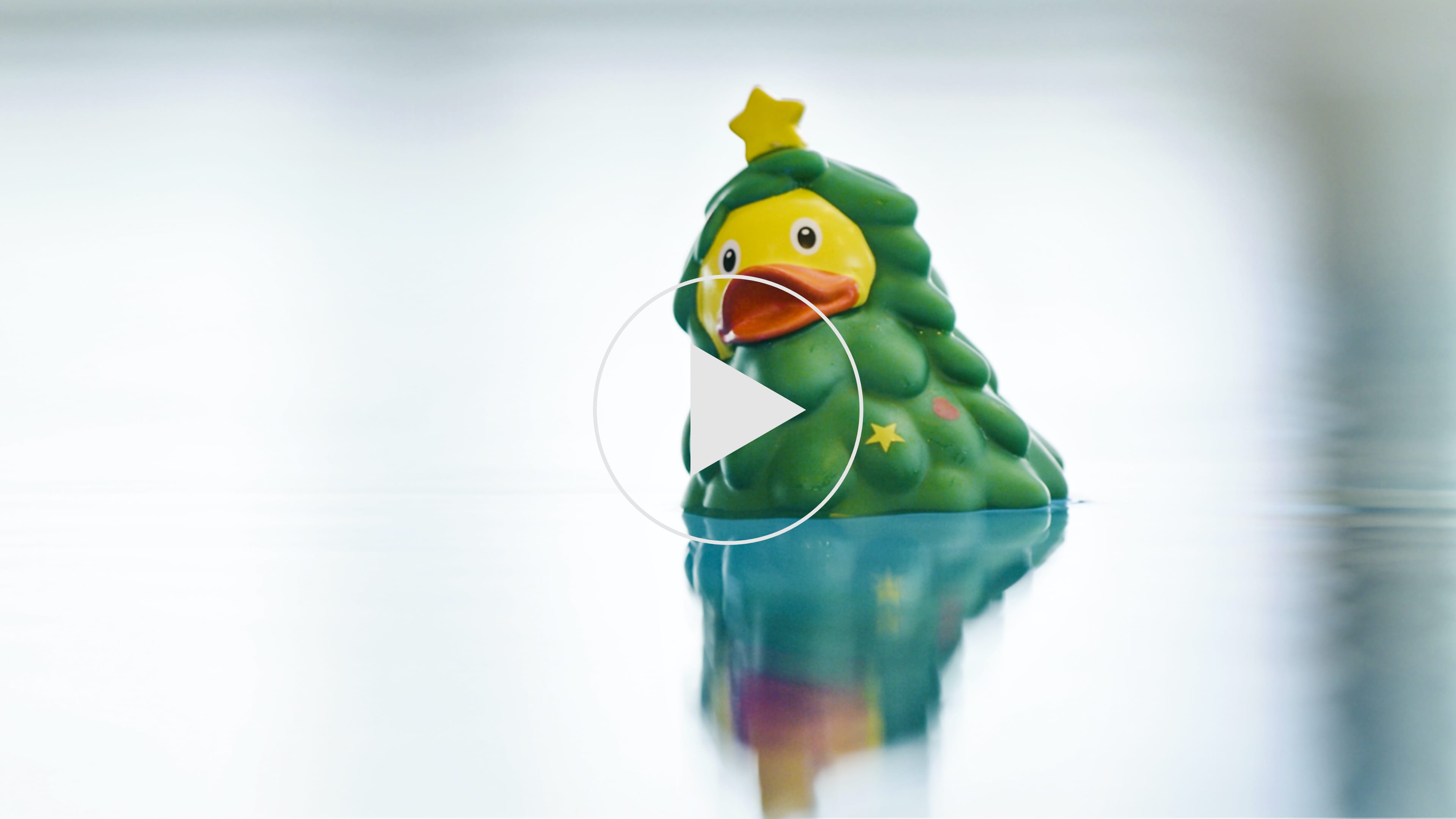 Eine Quitschente verkleidet als Weihnachtsbaum