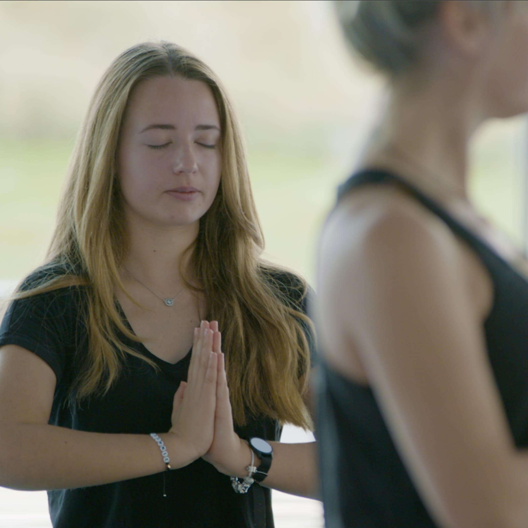 Eine junge Frau macht Yoga