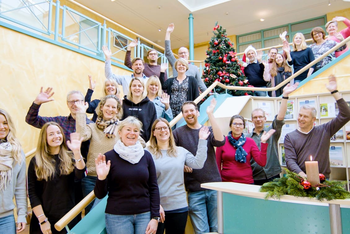 Die Mitarbeiter von Insel Sylt Tourismus winken in die Kamera