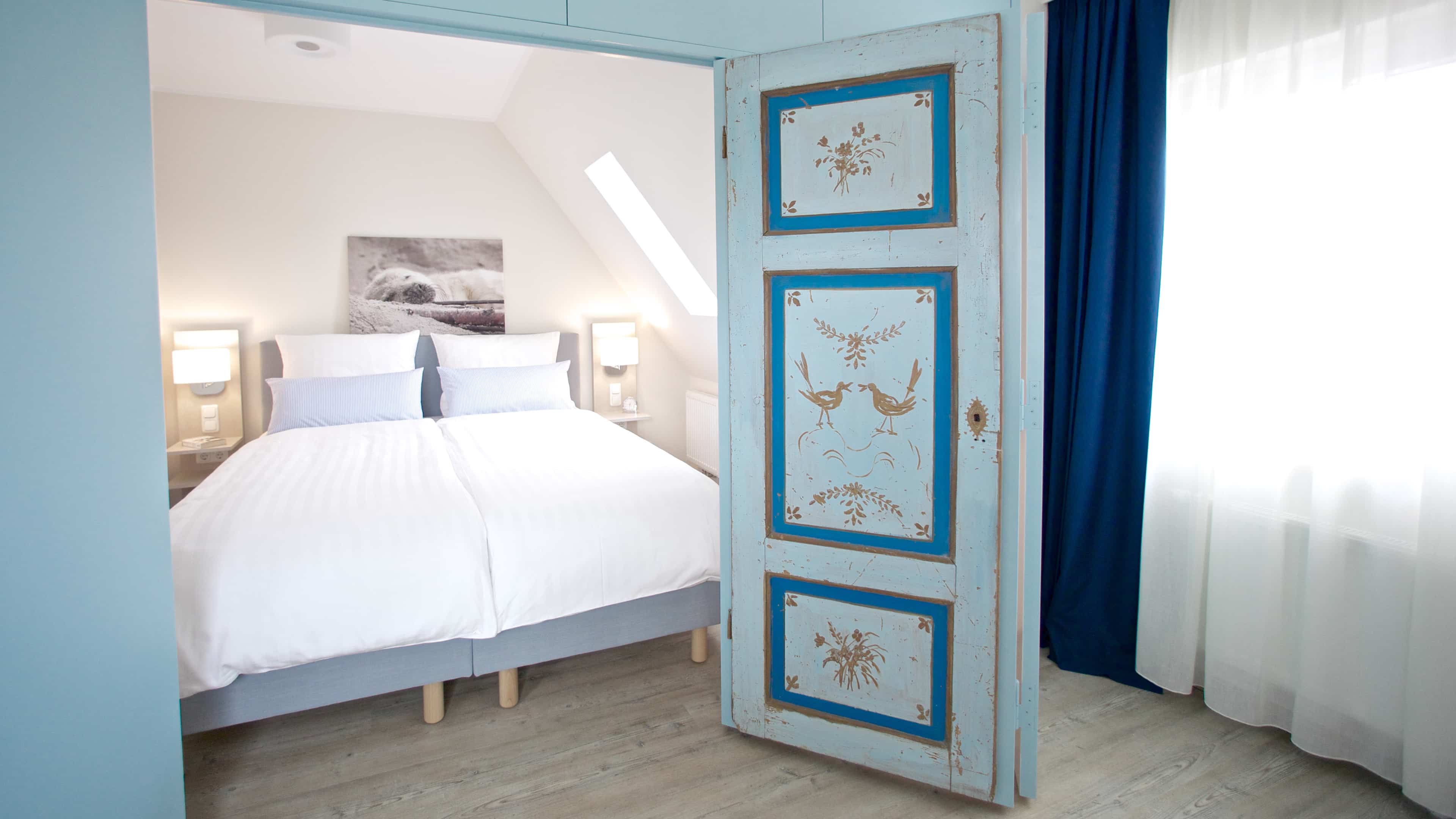 Blick auf ein Bett das sich hinter einer Tür verbirgt