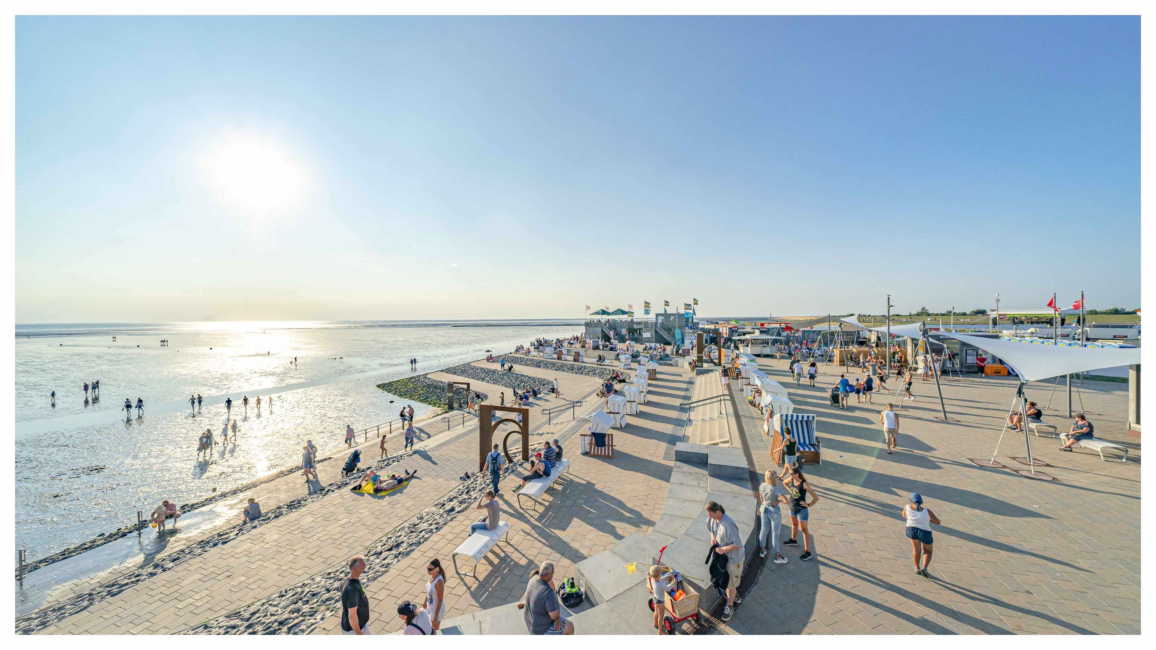 Gefüllter Büsumer Strand im Sommer