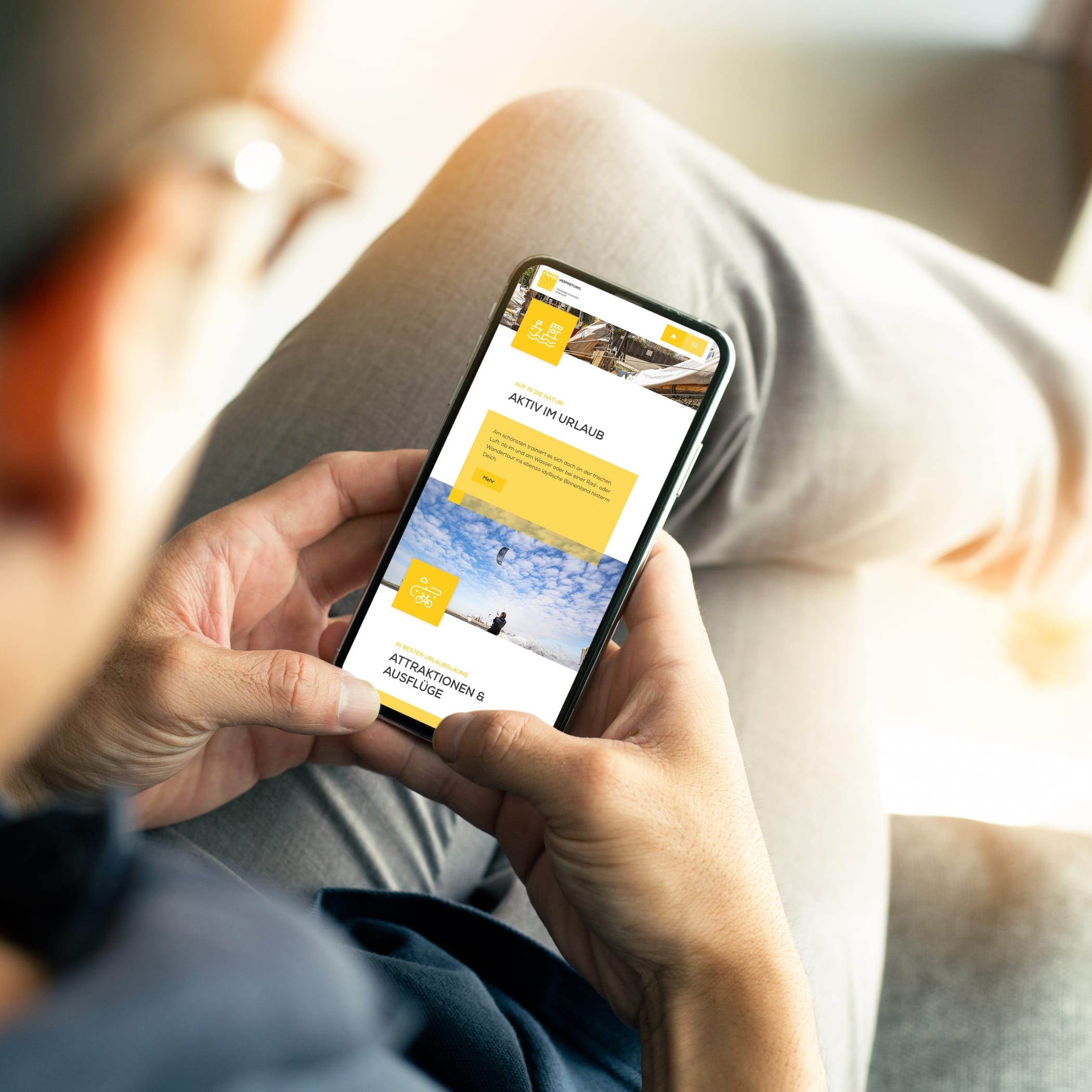 hochzwei_kaehler_teaser_03.jpg Ein Mann surft am Handy auf der Kaehler Vermietung Homepage