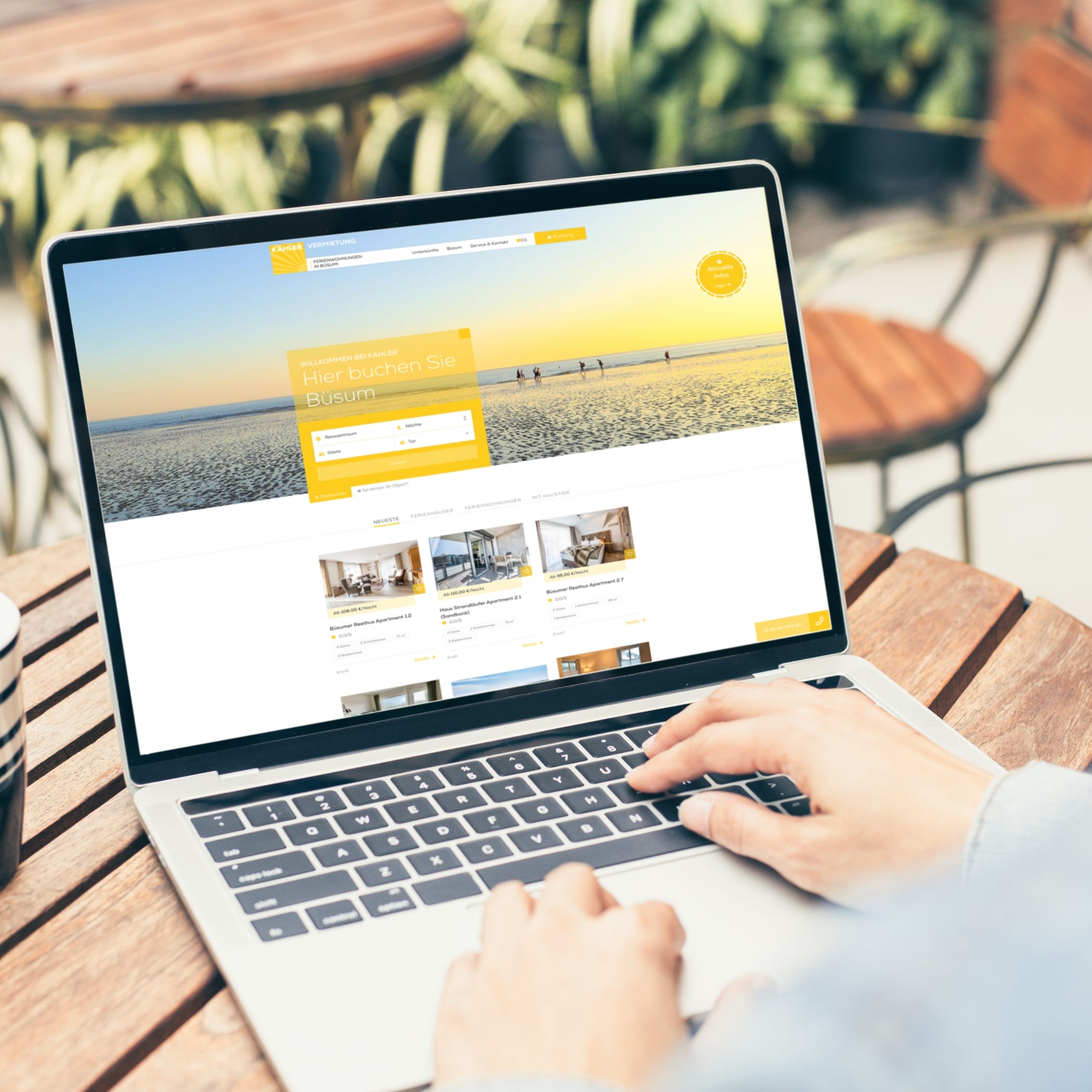 Eine Person surft auf der Kähler Vermietung Homepage