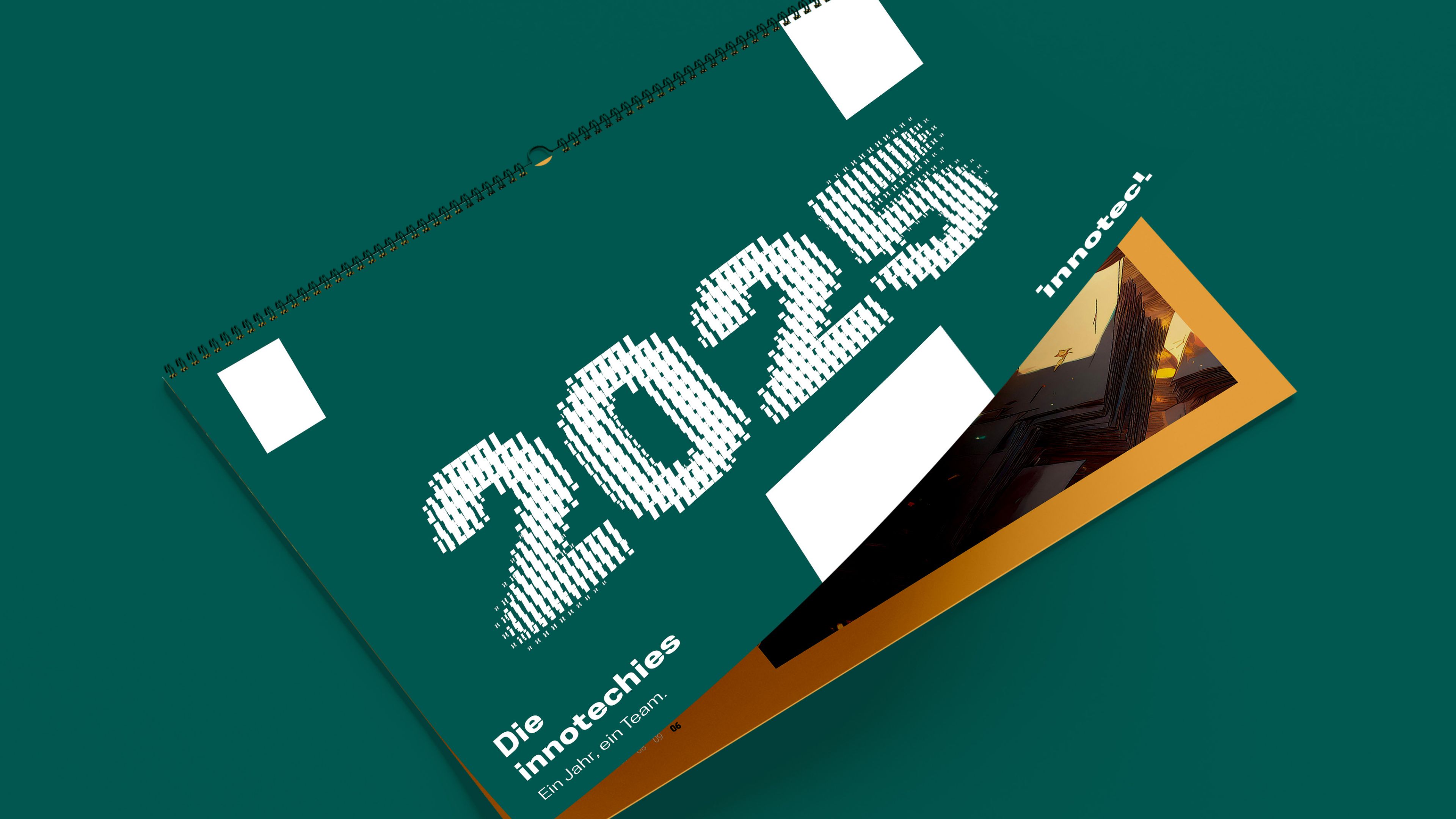 Bild von einem Wandkalender auf dunkelgrünem Hintergrund. Auf dem Kalender steht groß 2025.