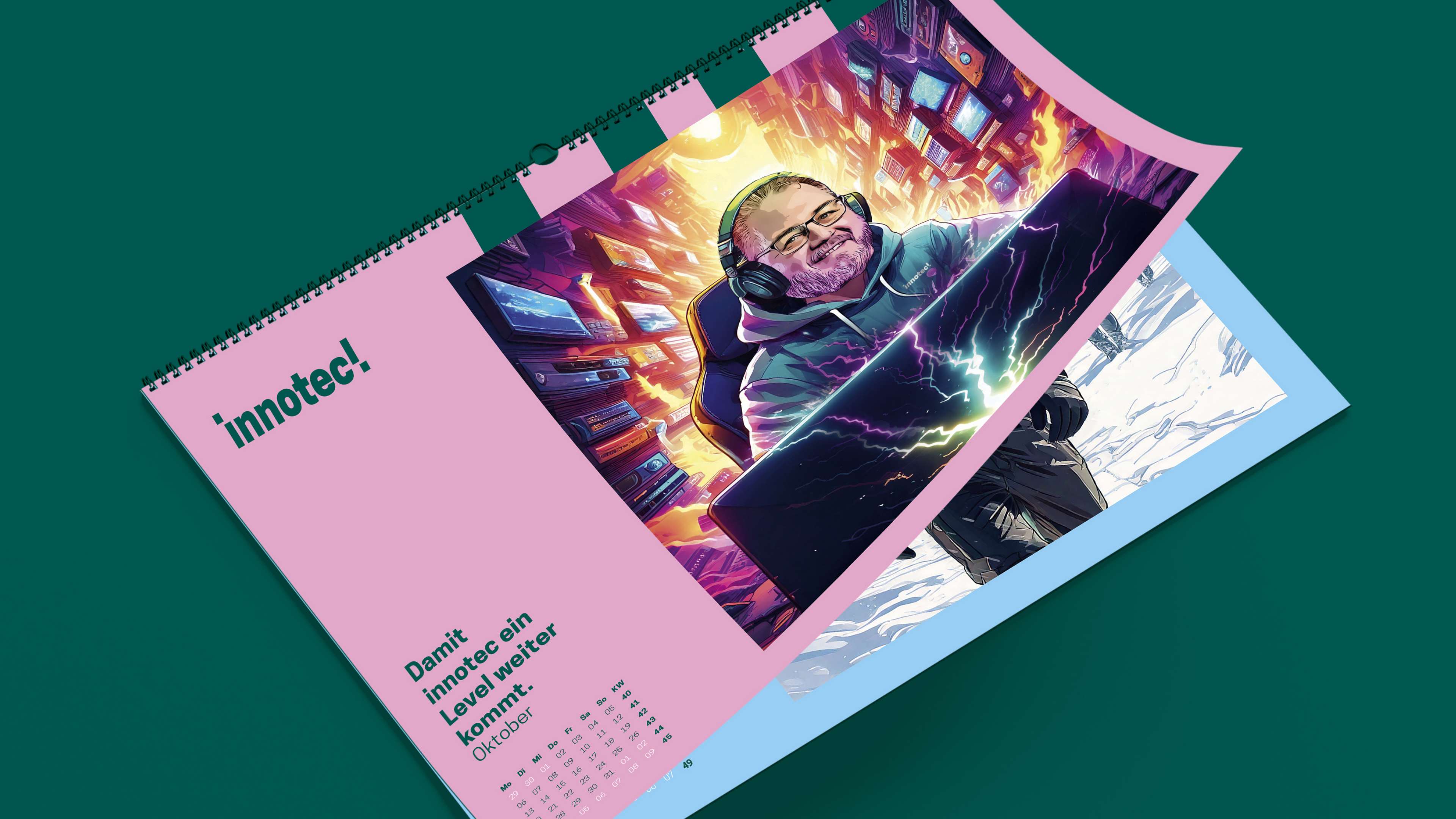 h2_Inno_Slider_01.jpg Bild von einem Wandkalender auf dunkelgrünem Hintergrund. Der Kalender ist auf einer rosa Seite aufgeschlagen und zu sehen ist ein buntes KI-generiertes Bild von einem Mann am Laptop.