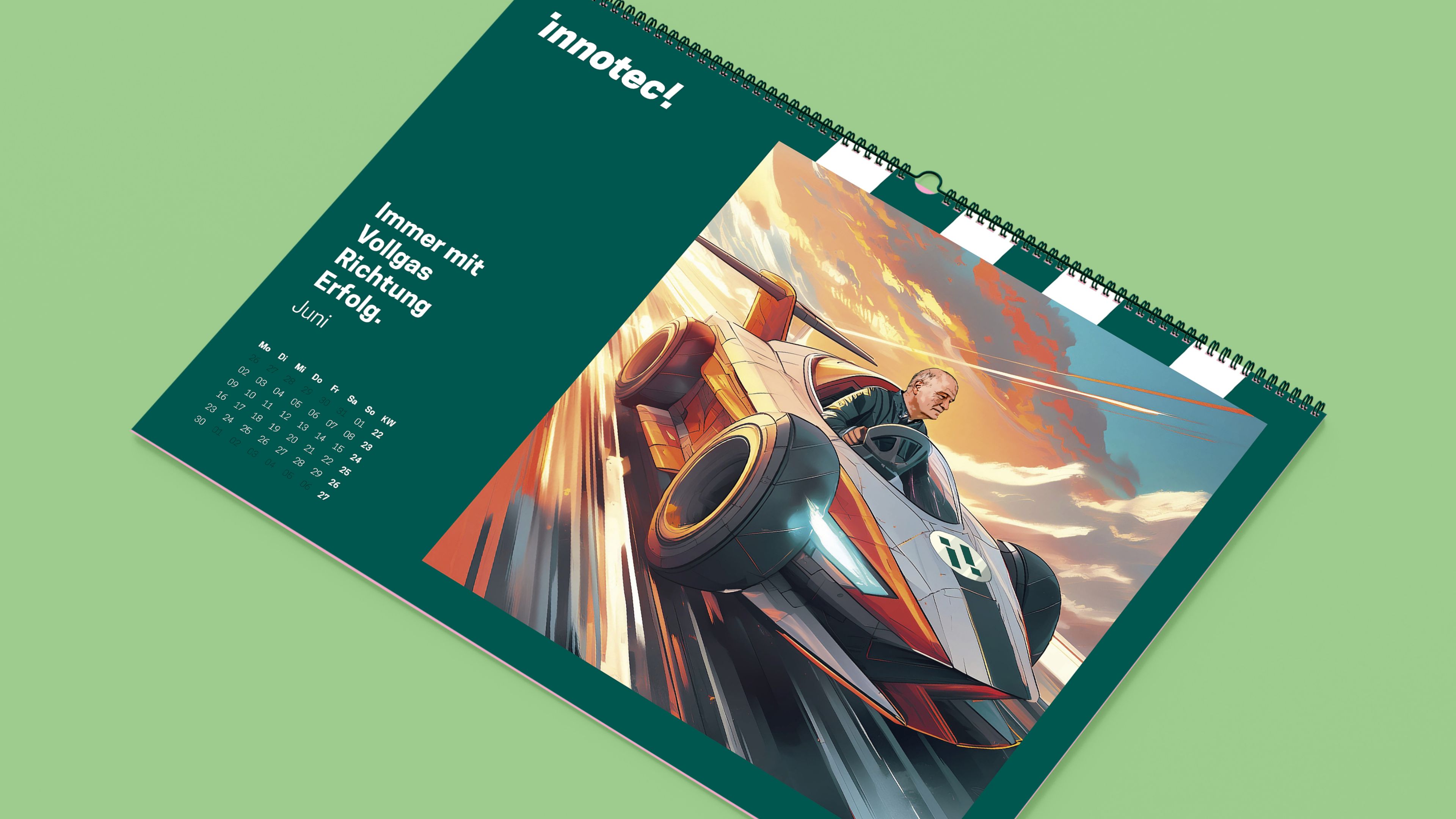 h2_Inno_Slider_03.jpg Bild von einem Wandkalender auf hellgrünem Hintergrund. Der Kalender zeigt eine dunkelgrüne Seite mit einem KI-generierten Bild eines Rennfahrers in seinem Auto.