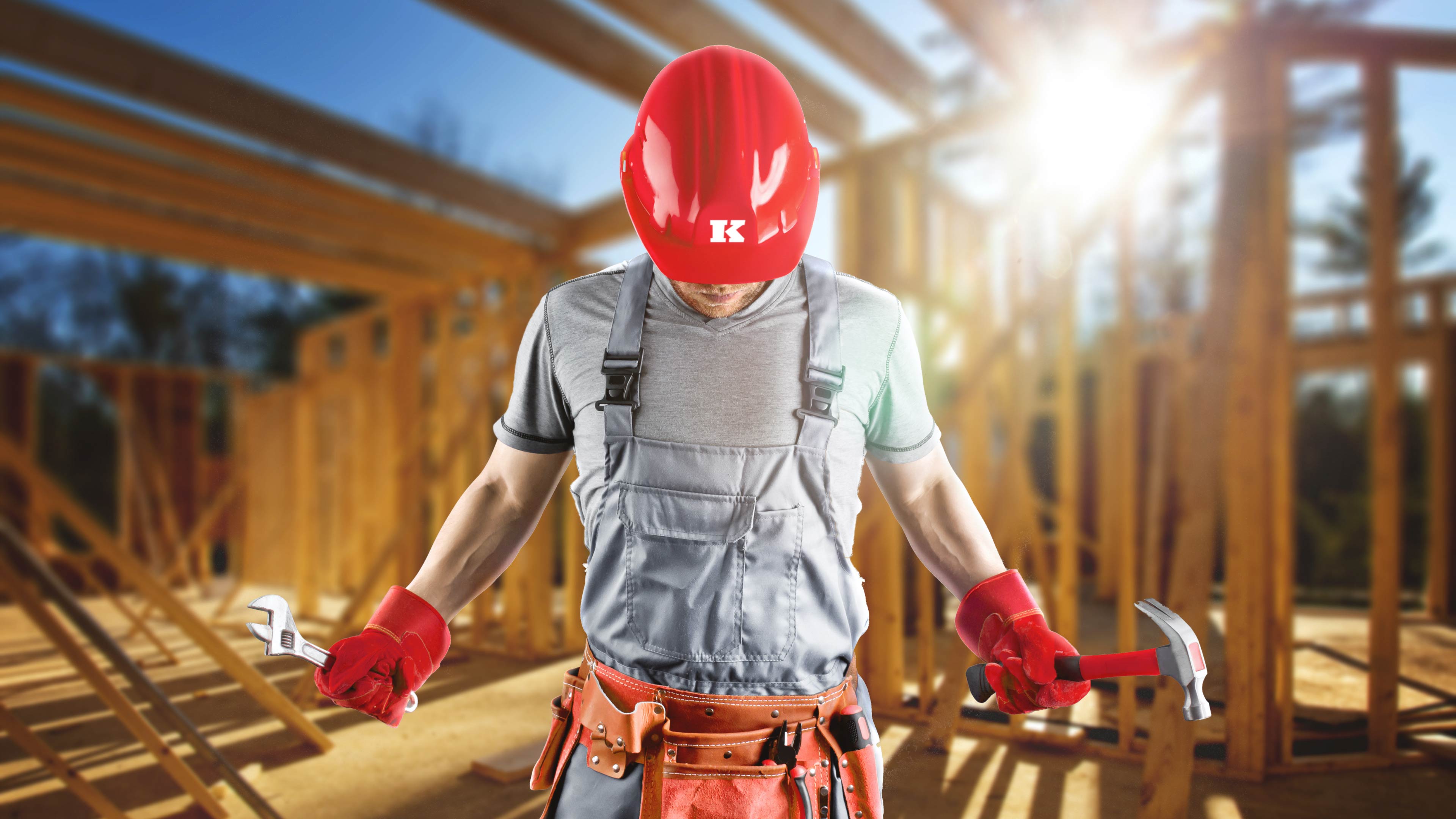 hochzwei_akar_slider_02.jpg Ein Mann posiert in Arbeitskleidung vor der Kamera