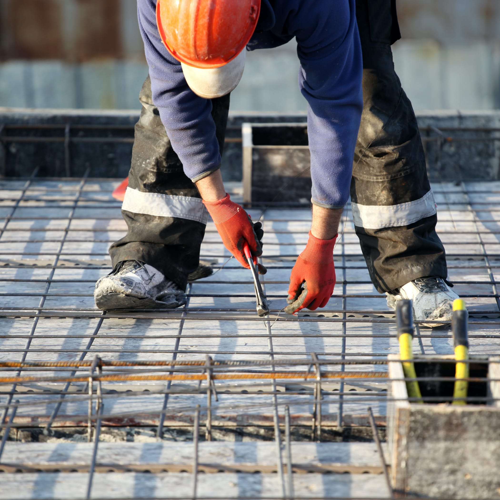 hochzwei_akar_teaser_01.jpg Mitarbeiter arbeitet in Arbeitskleidung auf dem Bau