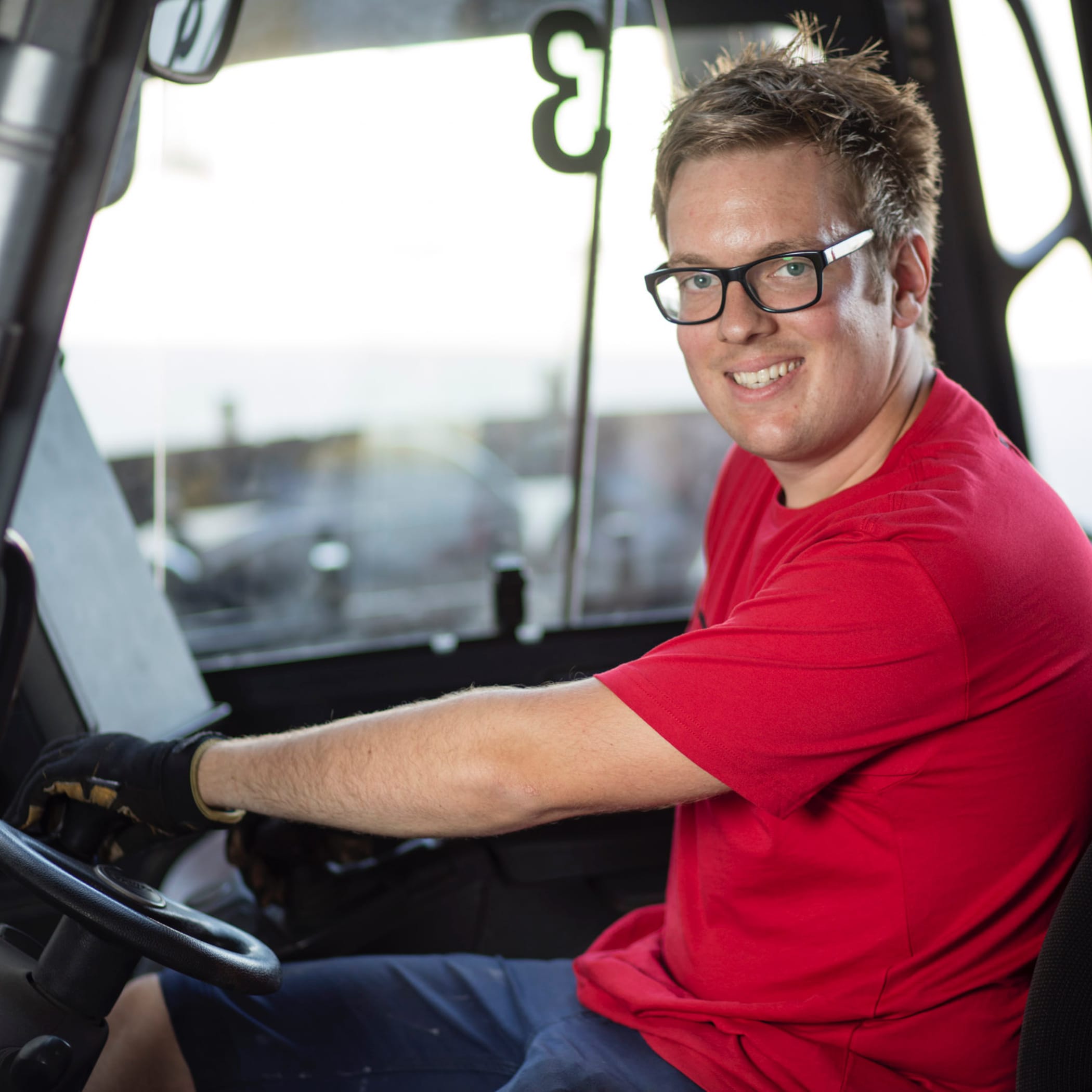 hochzwei_akar_teaser_04.jpg Mitarbeiter des karstensen Baufachmarkt im rotem Tshirt lächelt in die Kamera