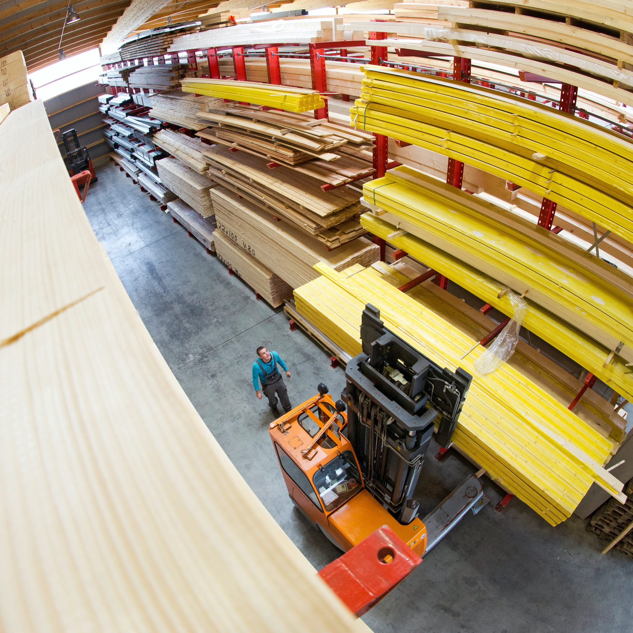 hochzwei_akar_teaser_05.jpg Ein Mitarbeiter steht mit dem Gabelstabler in der Logistik Halle