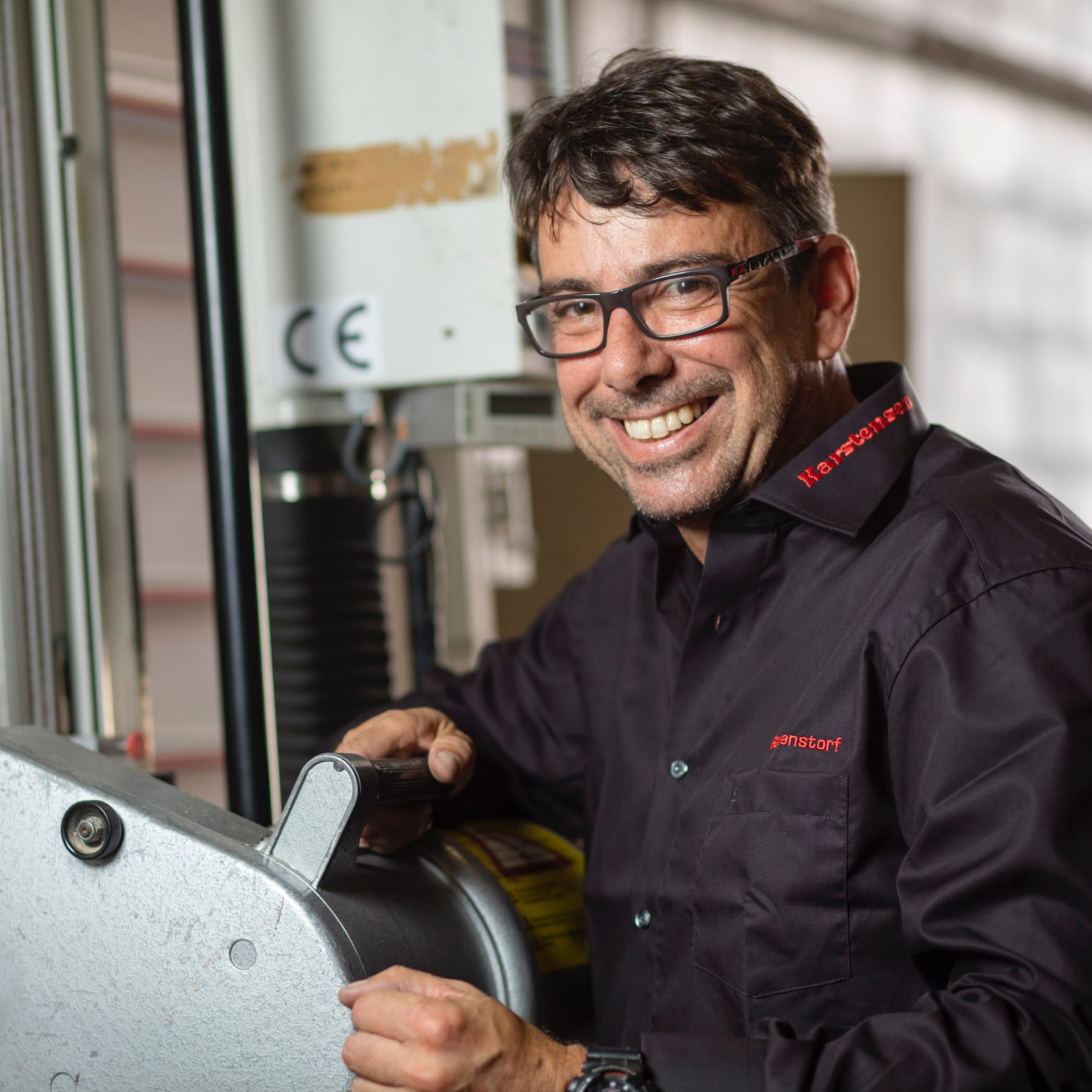 hochzwei_akar_teaser_06.jpg Ein Mitarbeiter des Karstensen Baufachmarkt lächelt in die Kamera