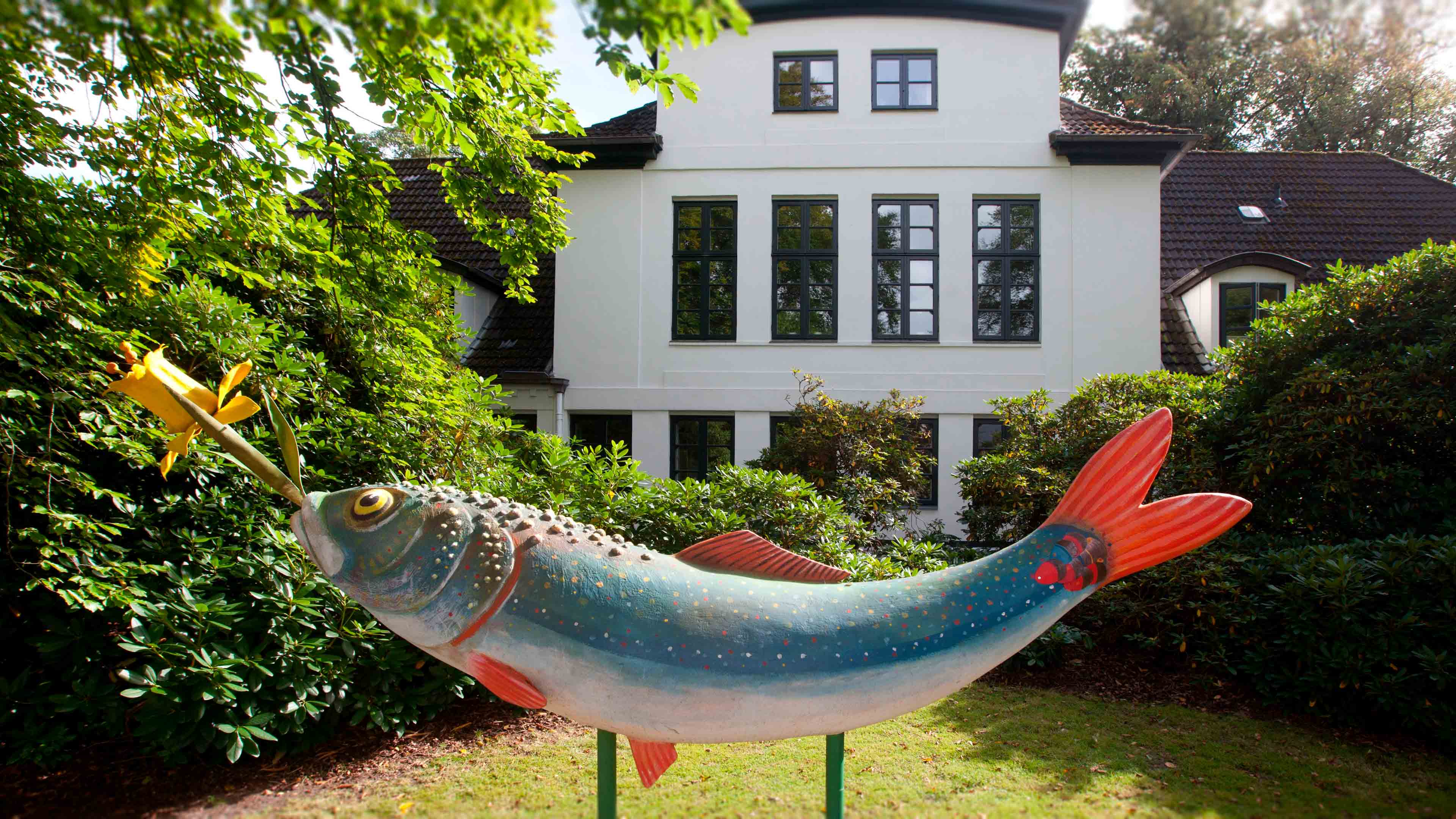 hochzwei_kaho_slider_02.jpg Eine Fischstatue steht vor dem Katharinen Hospiz