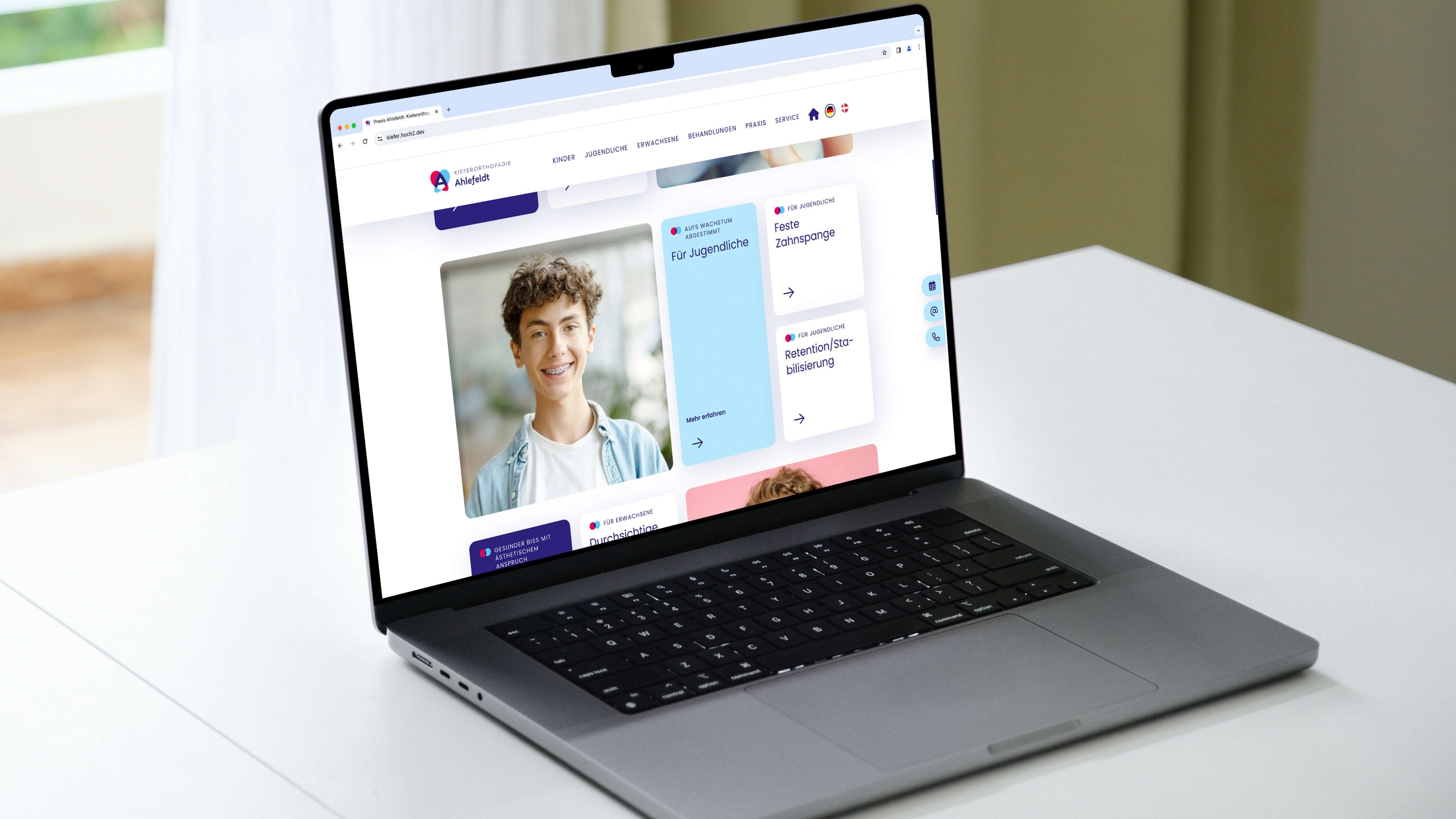 Laptop mit Website der Praxis.