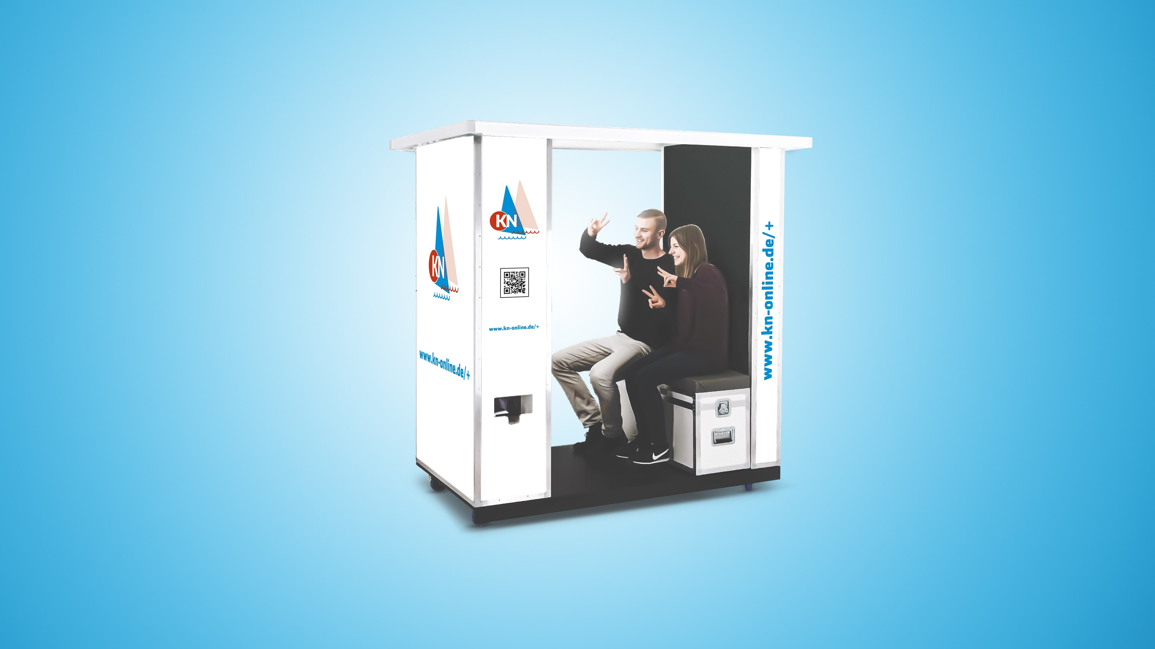 hochzwei_knlogo_slider_01.jpg Weiße Fotobox in der zwei Jugendliche sitzen