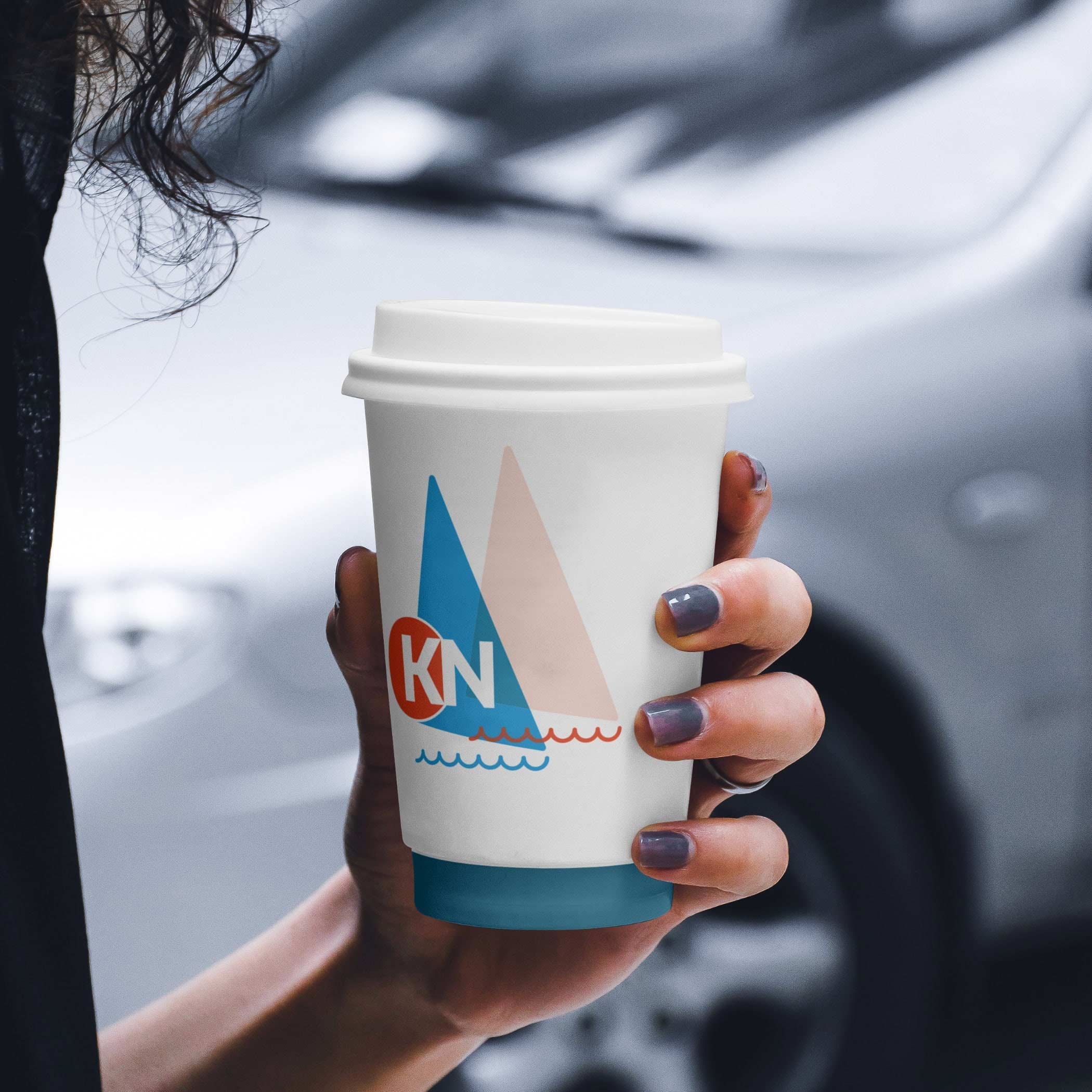 hochzwei_knlogo_teaser_01.jpg Weiße To Go Tasse mit Aufdruck des KN Logos